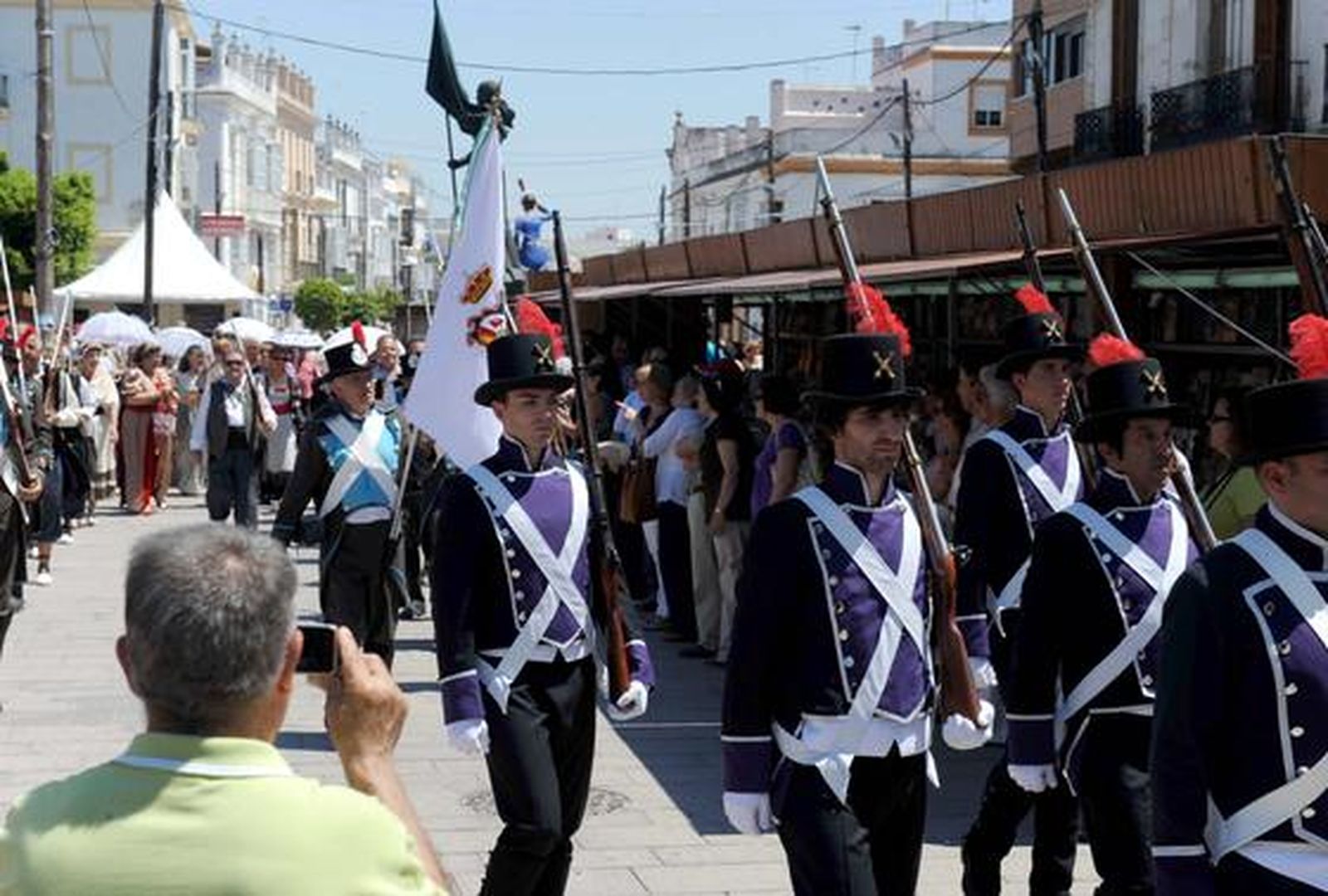 Unas 200 personas participan en el desfile de presentación del pendón de Fernando VII, recuperado para el Diez, ataviados con uniformes históricos.

Foto: Elias Pimentel