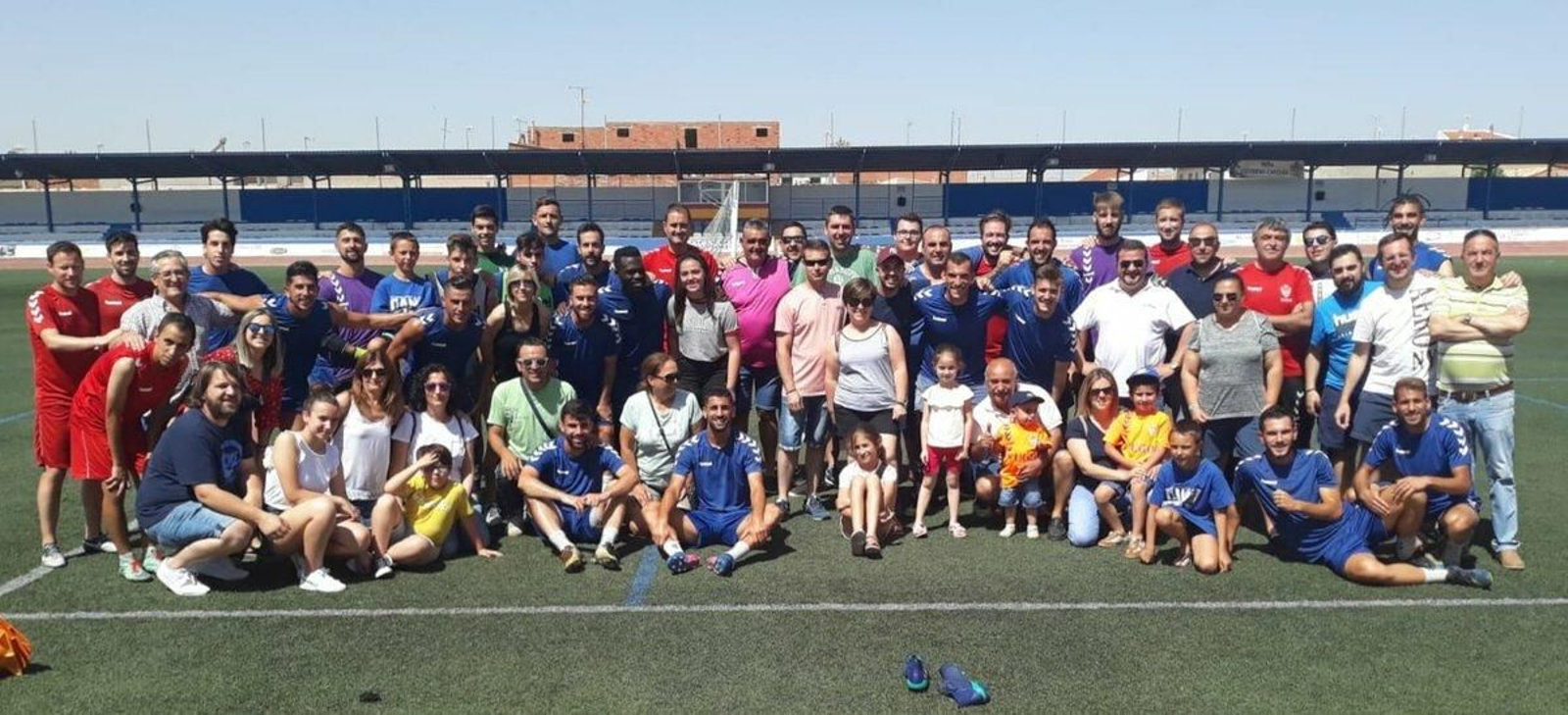 El Socuéllamos, arropado por aficionados y familiares.