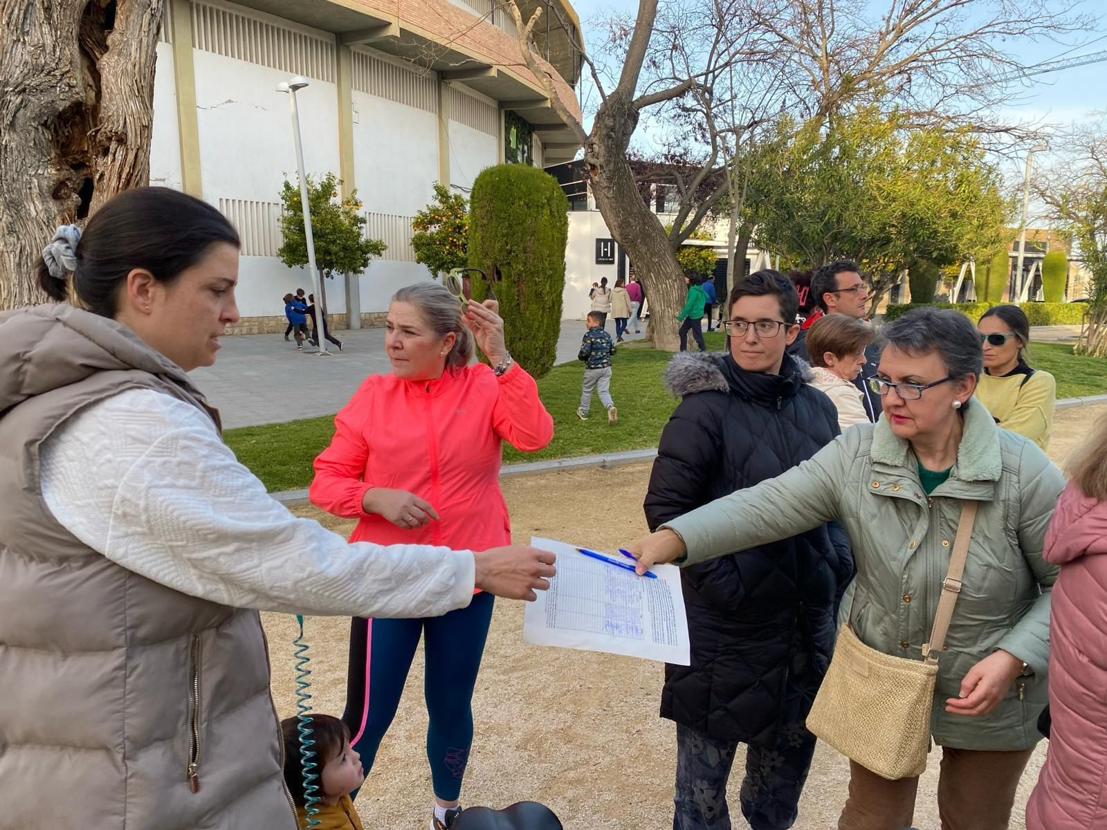 Manifestación en La Alameda contra el paso de ambulancias