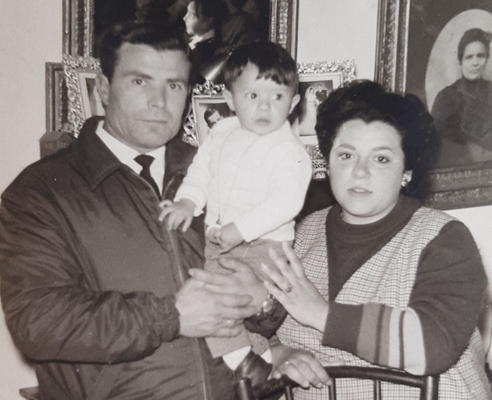 Eugenio Vega Toro, en una foto para el recuerdo, sostiene en brazos a su hijo primogénito.