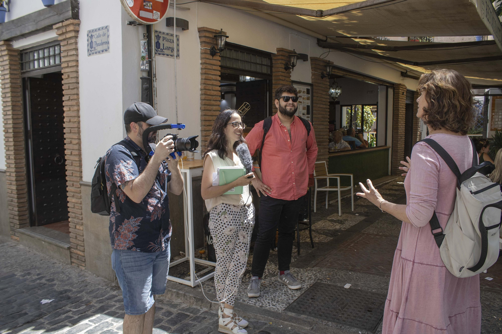 El paseo con Elisa Cabrerizo, candidata de Podemos-AV a la Alcaldía de Granada, en imágenes