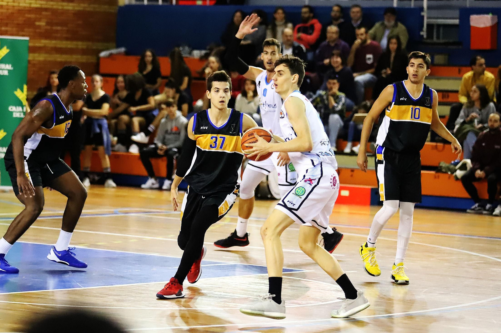 Las mejores fotos del partido de baloncesto Huelva - ULB
