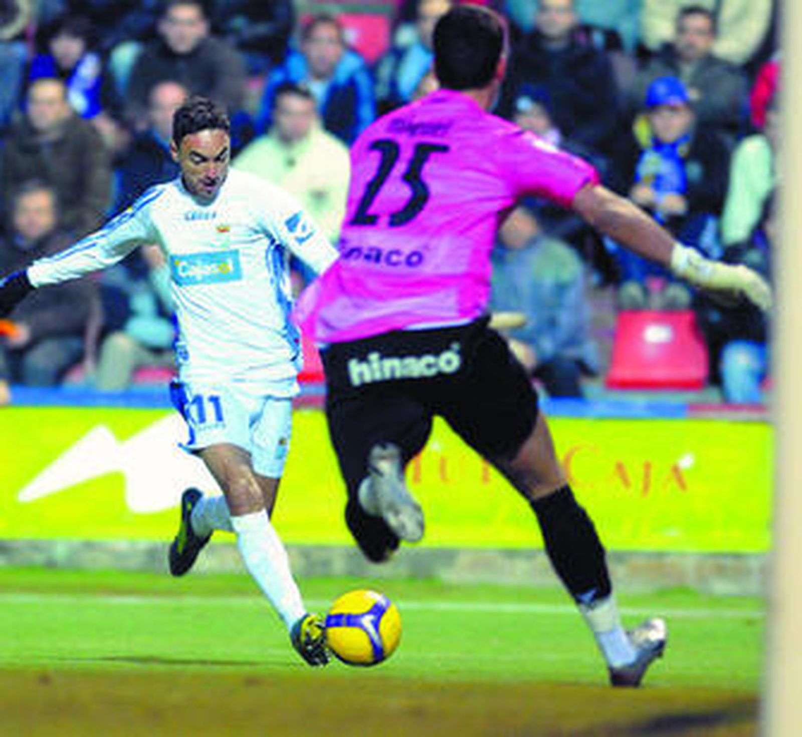 Momo, autor del gol del empate xerecista, encara al portero del Huesca en un lance del encuentro.