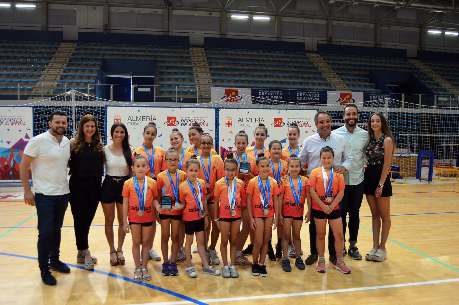 Juanjo Segura, concejal de deportes de la capital, con las pequeñas gimnastas del Costarrítmica