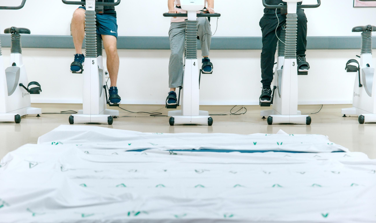 Tres pacientes en las bicicletas de la unidad de Rehabilitacion Cardíaca del Virgen del Rocío.