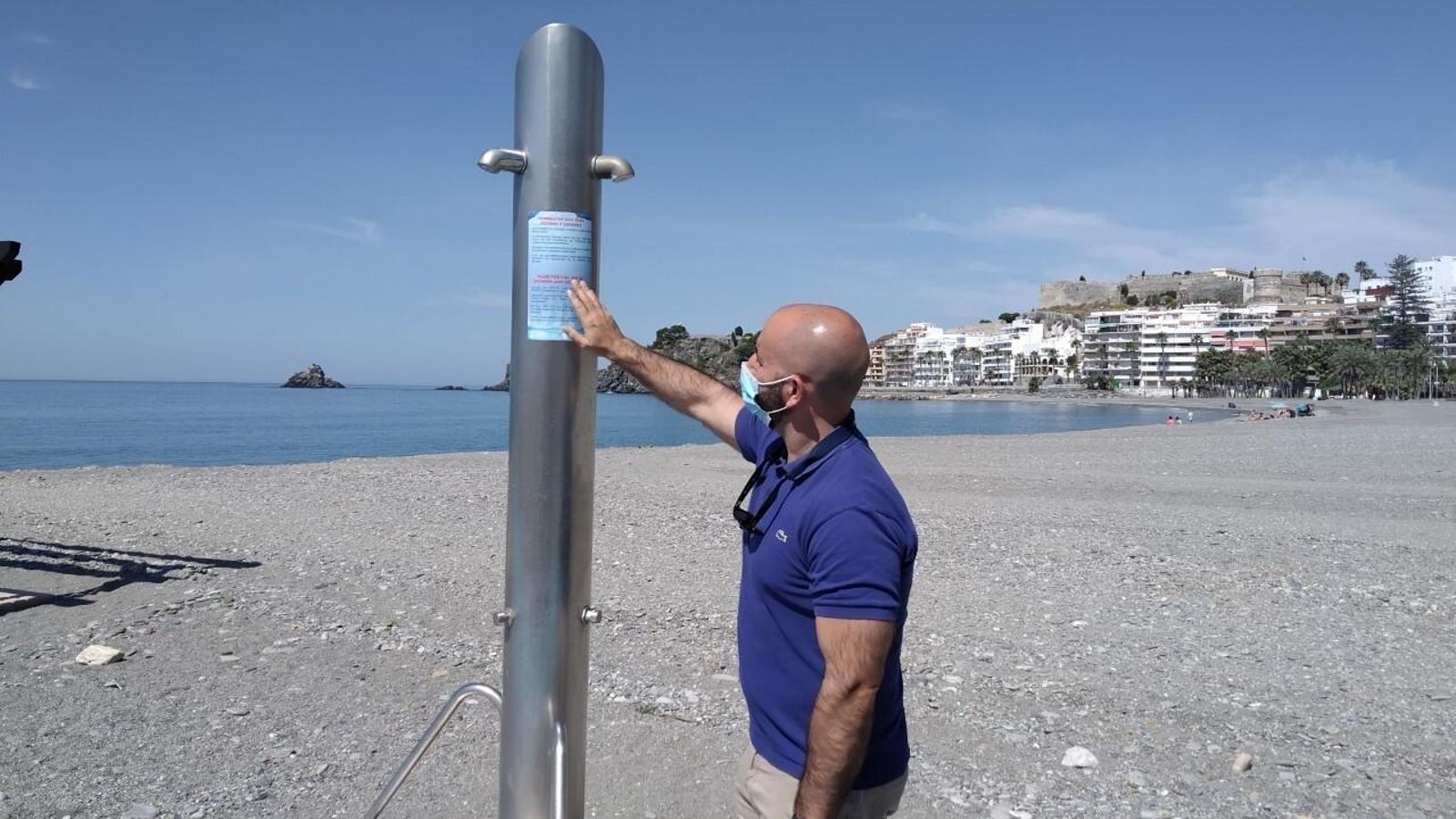 Duchas en la playa de Almuñécar.