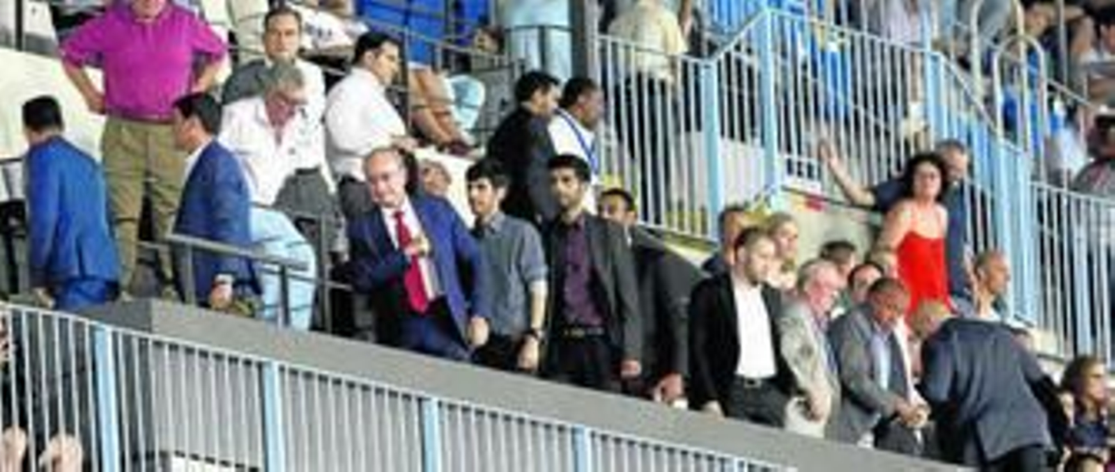 1. El alcalde de Málaga y los hermanos Nayef y Nasser Al-Thani, en el palco. 2. Francisco de la Torre entrega el trofeo de campeón a Recio y Duda. 3. Una familia ataviada con equipaciones del Málaga compra entradas para el partido poco antes del comienzo del encuentro. 4. Los aficionados del Frente Bokerón fueron los más animosos anoche.