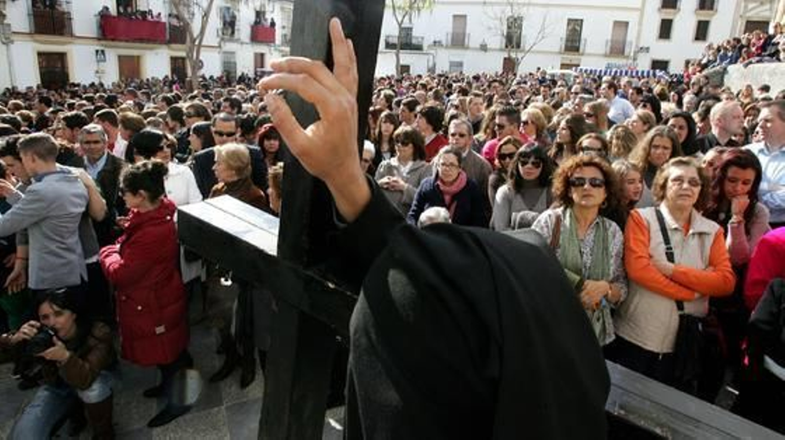 Devoción. Devotas del paso de misterio de la Hermandad de las Tres Caídas esperan el paso de las cruces para seguir al Señor en su estación de penitencia.

Foto: Pascual