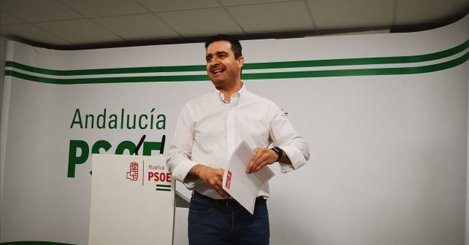 El senador durante la rueda de prensa