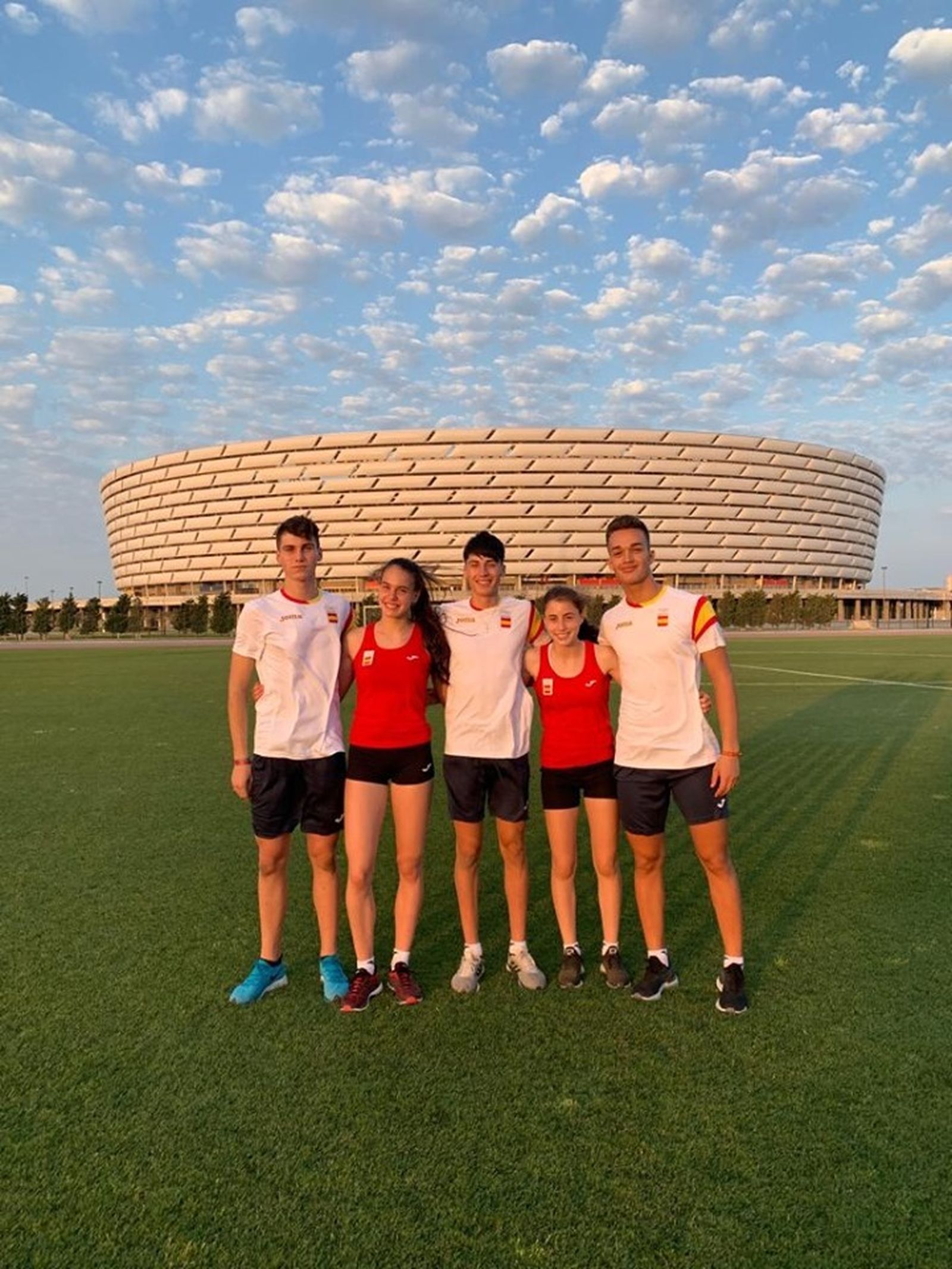 Alejandro Guerrero (i), junto a los otros atletas andaluces.