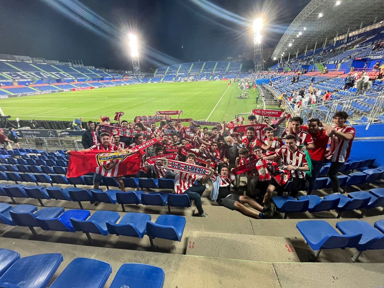 Aficionados rojiblancos, entre ellos miembros de Capital Indálica, celebran la victoria en Getafe la pasada temporada.