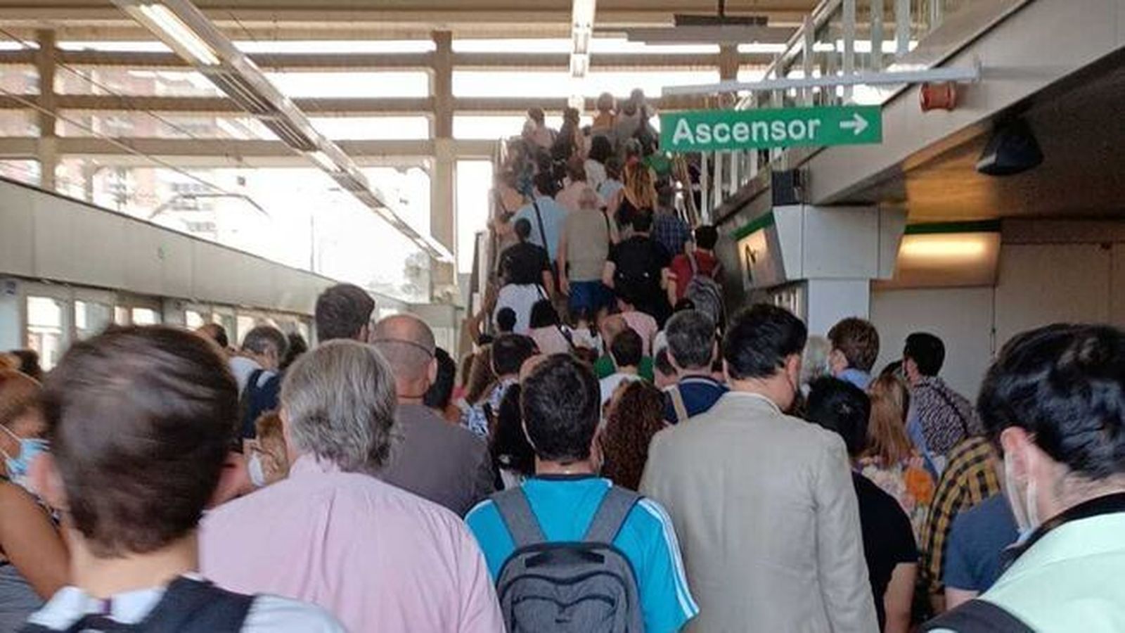 Colas en una de las estaciones como consecuencia de la incidencia en el Metro de Sevilla.