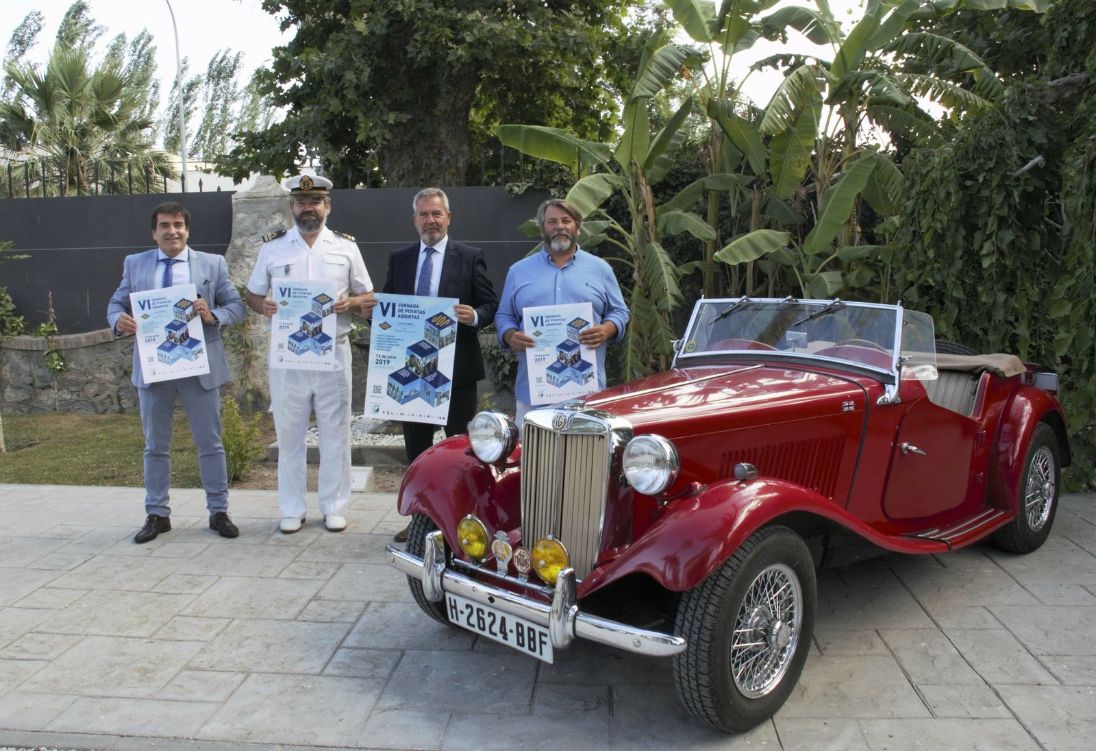 Puertas abiertas en el Puerto de Motril para visitar buques y coches clásicos