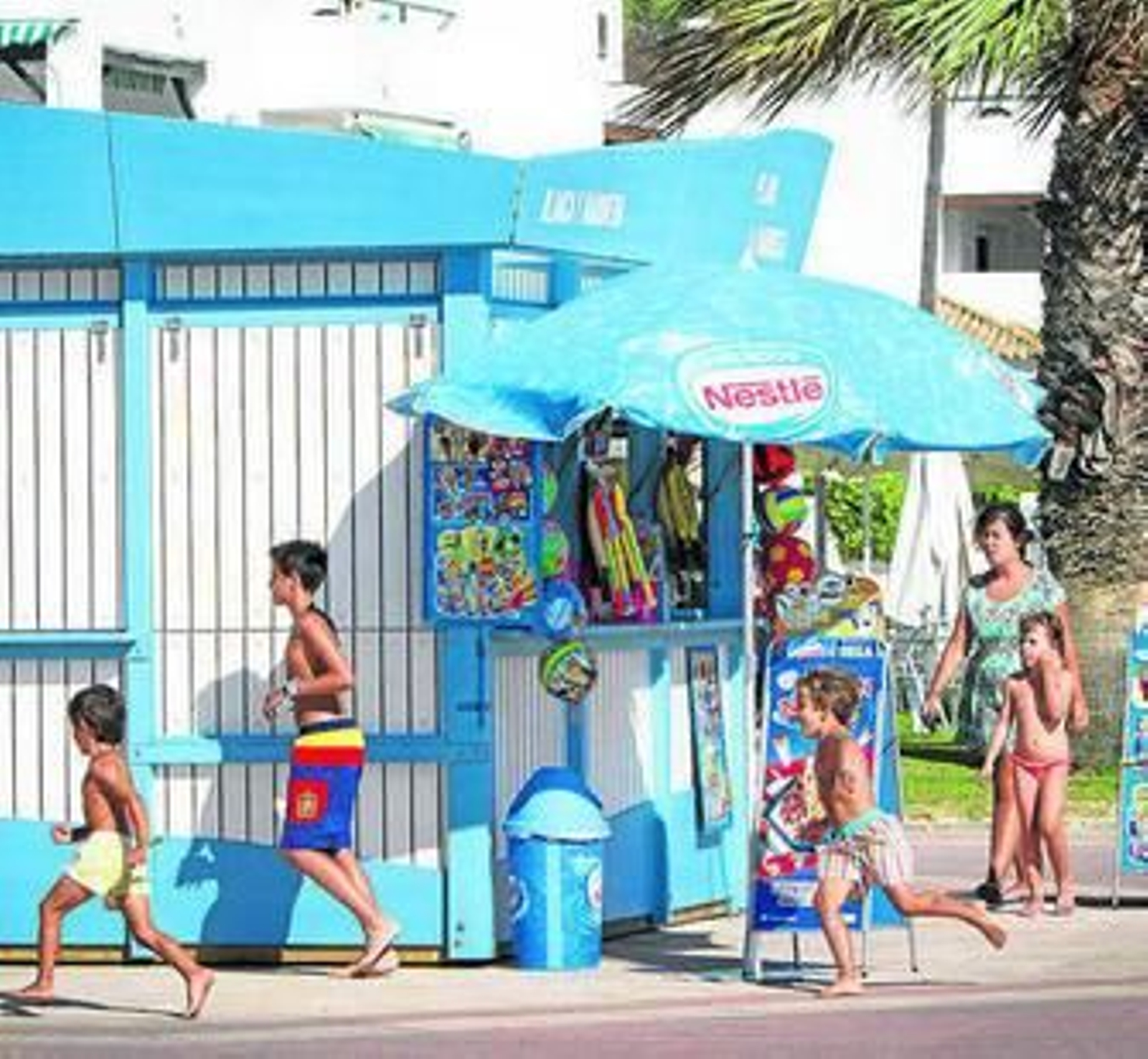 Uno de los nuevos kioscos ubicados en el paseo marítimo.