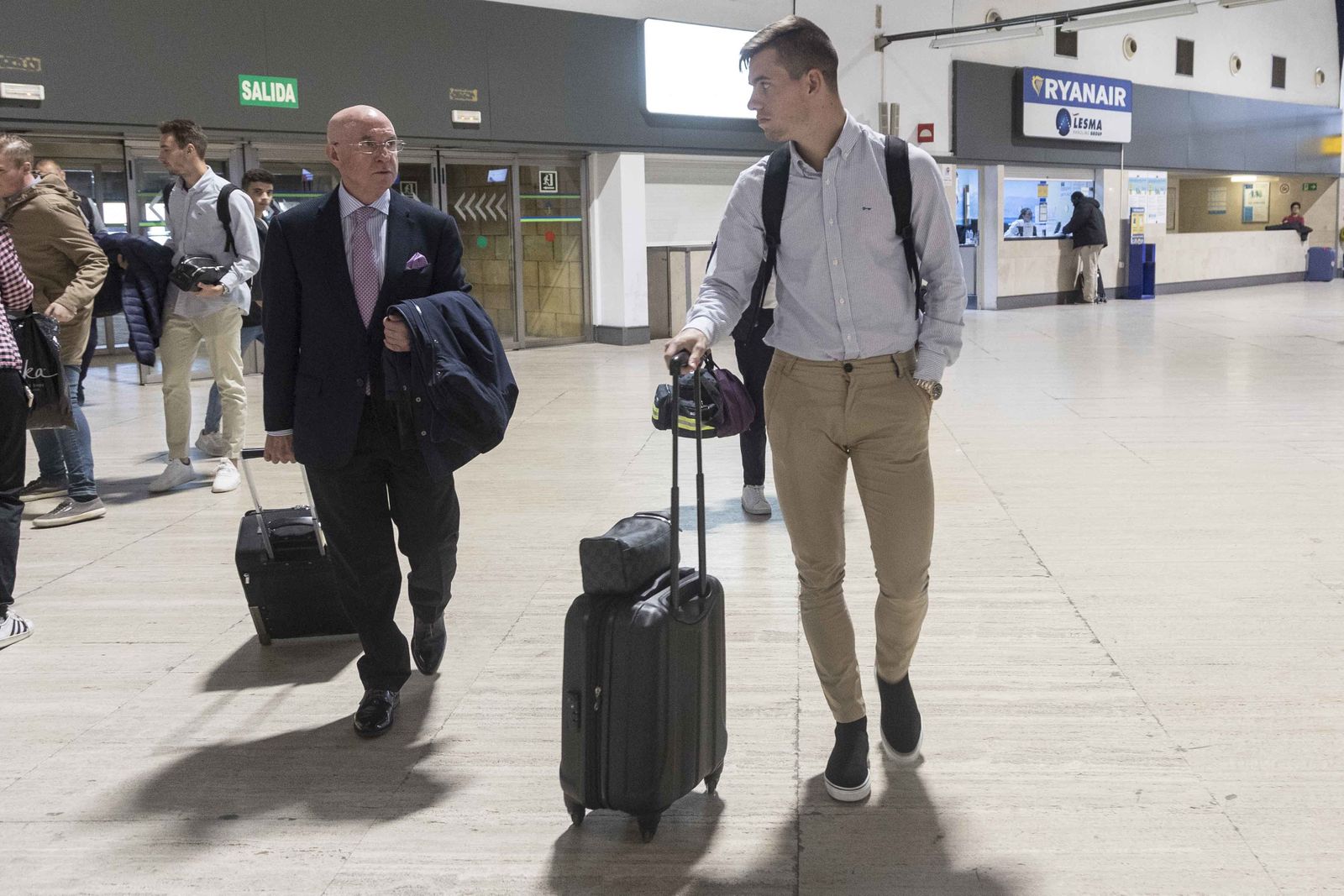 Lo Celso dialoga con Serra Ferrer durante un viaje del equipo.
