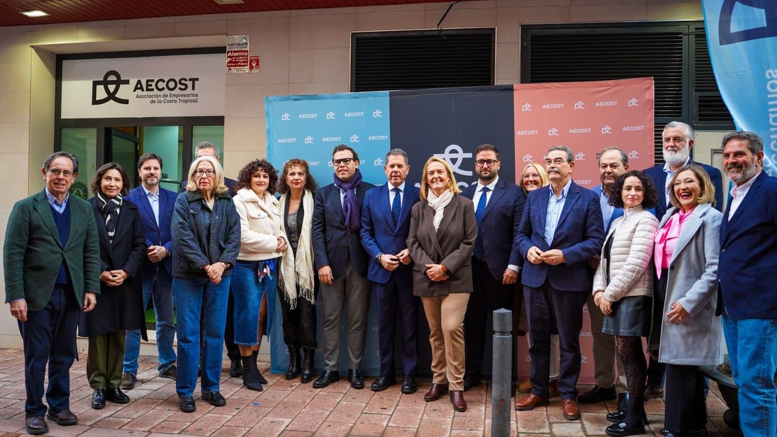 Foto de familia en la inauguración de la nueva sede