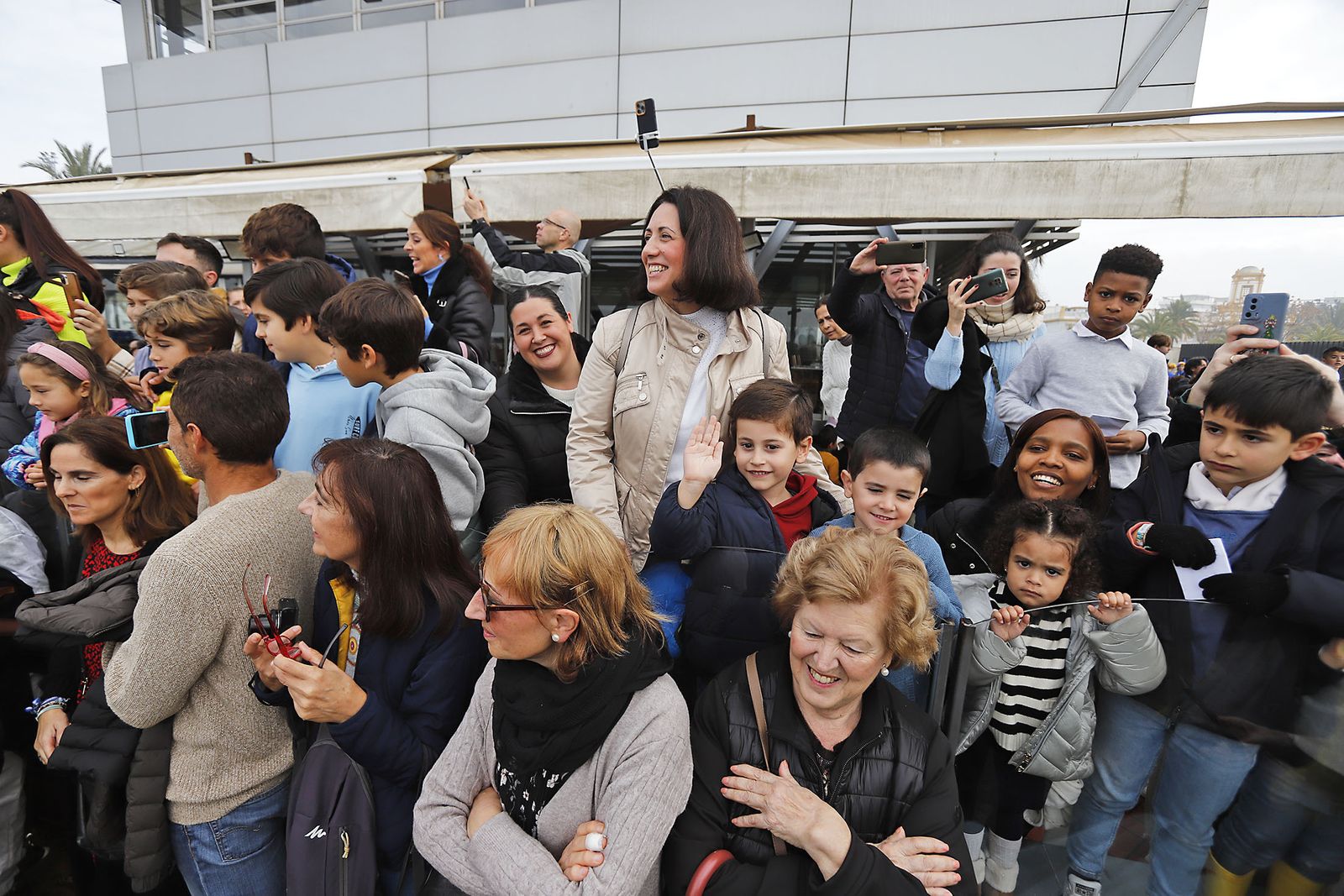 Imágenes de la mágica llegada de los Reyes Magos y la Estrella de la Ilusión a Huelva en barco