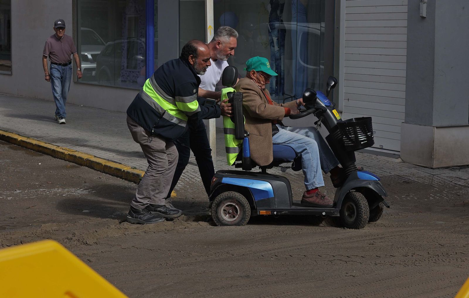 Lodazal en la calle Clavel de La Línea. El reventón, segundo en menos de dos semanas, obliga a cortar el suministro de agua y deja atrapado a un vecino en silla de ruedas.