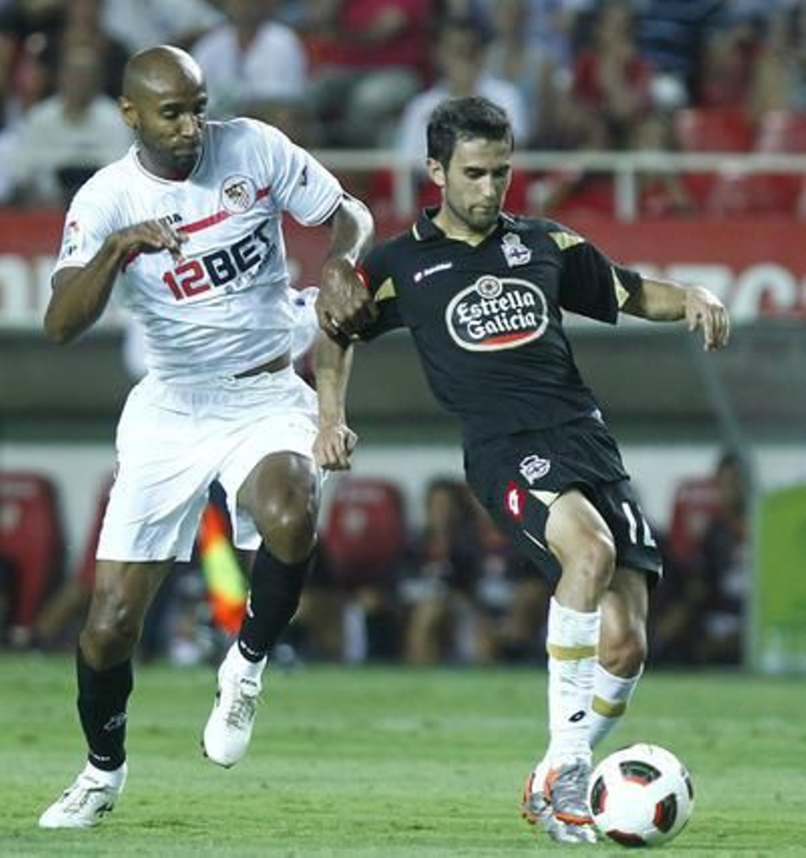 El Sevilla no puede superar al Deportivo de la Couruña en el Sánchez Pizjuán. / Antonio Pizarro