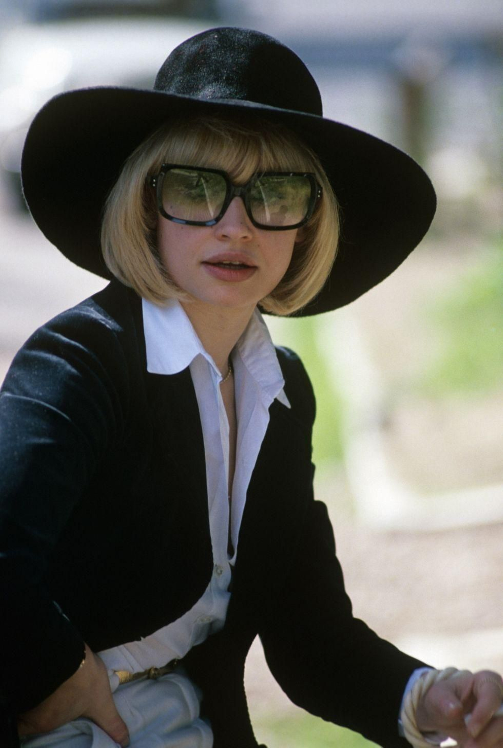 Con pamela negra y grandes gafas de sol; uno de sus 'looks' en los 60, sus años de actriz.