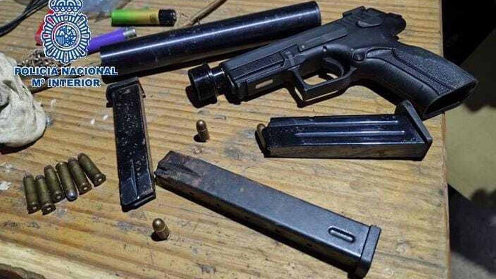 La pistola hallada en los registros.