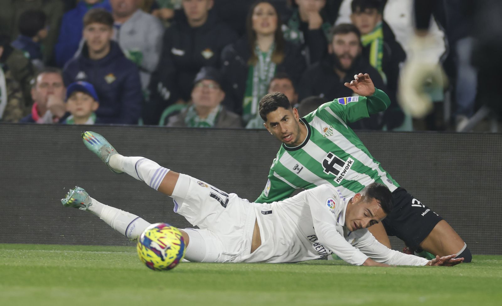 Ayoze y Lucas Vázquez acaban en el suelo tras un forcejeo por el balón durante el partido jugado en el Benito Villamarín.