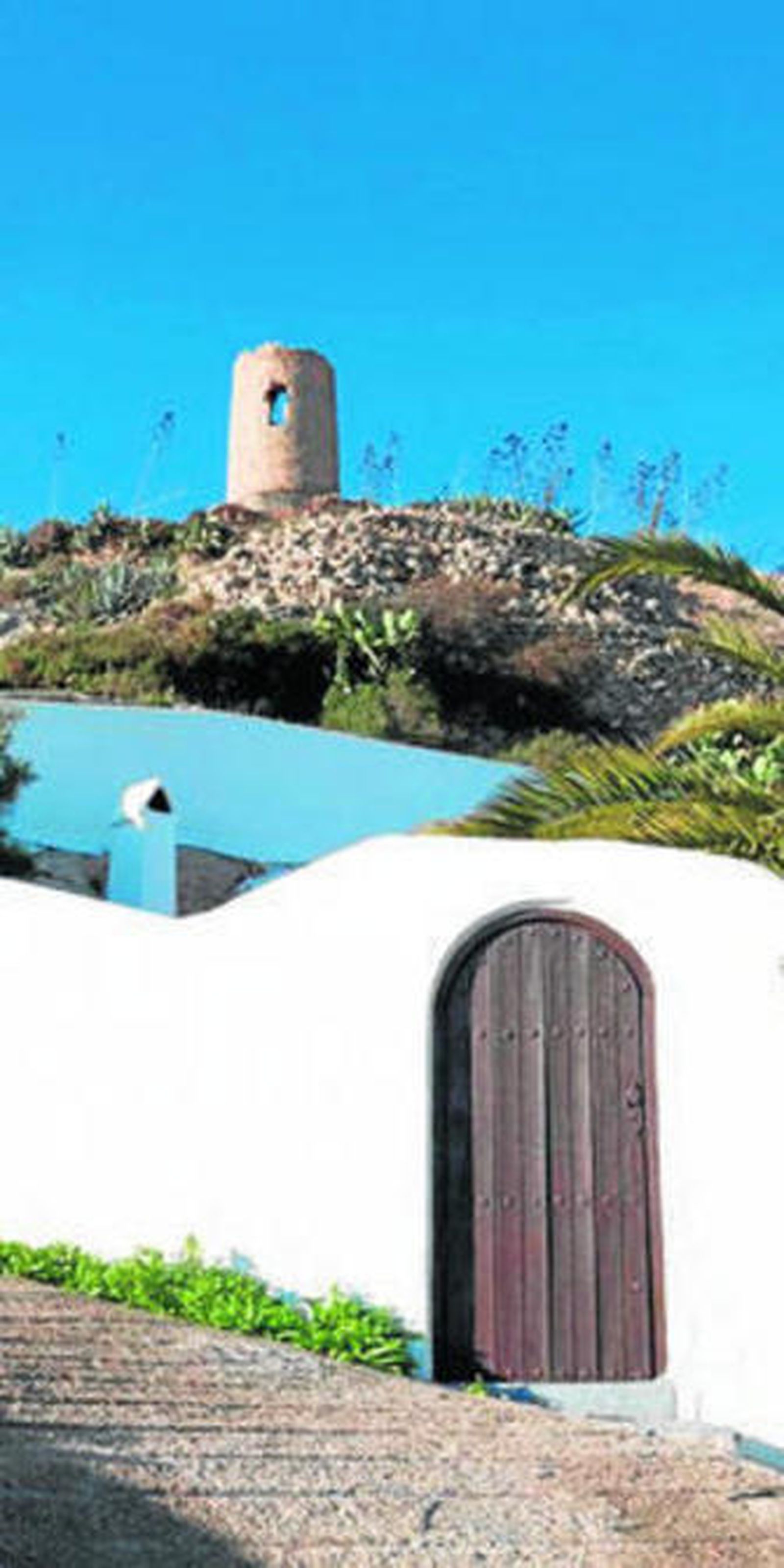 Al fondo, la Atalaya de la villa de Níjar.