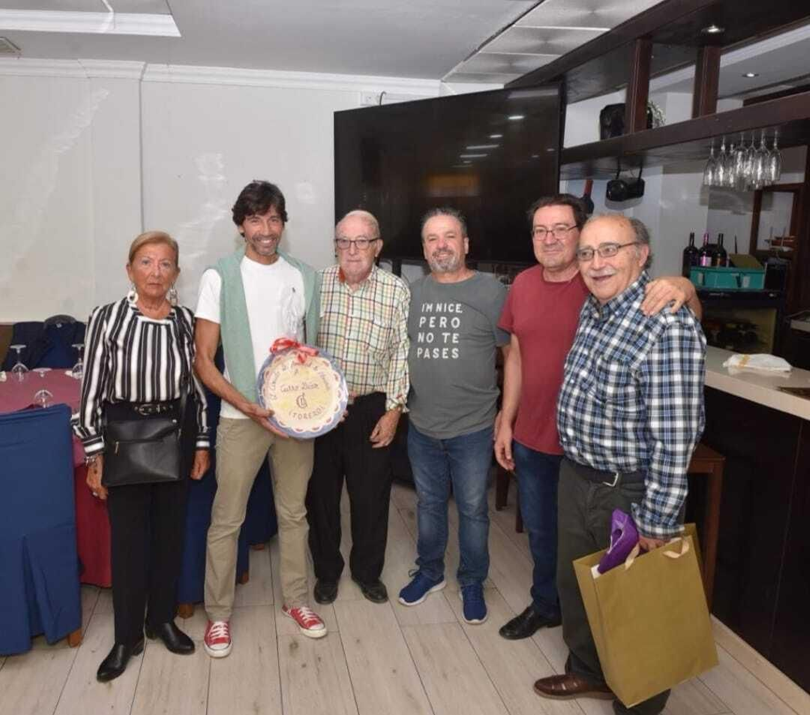 Curro Diaz con el plato de cerámica de Los Puntas del Círculo de la Amistad.