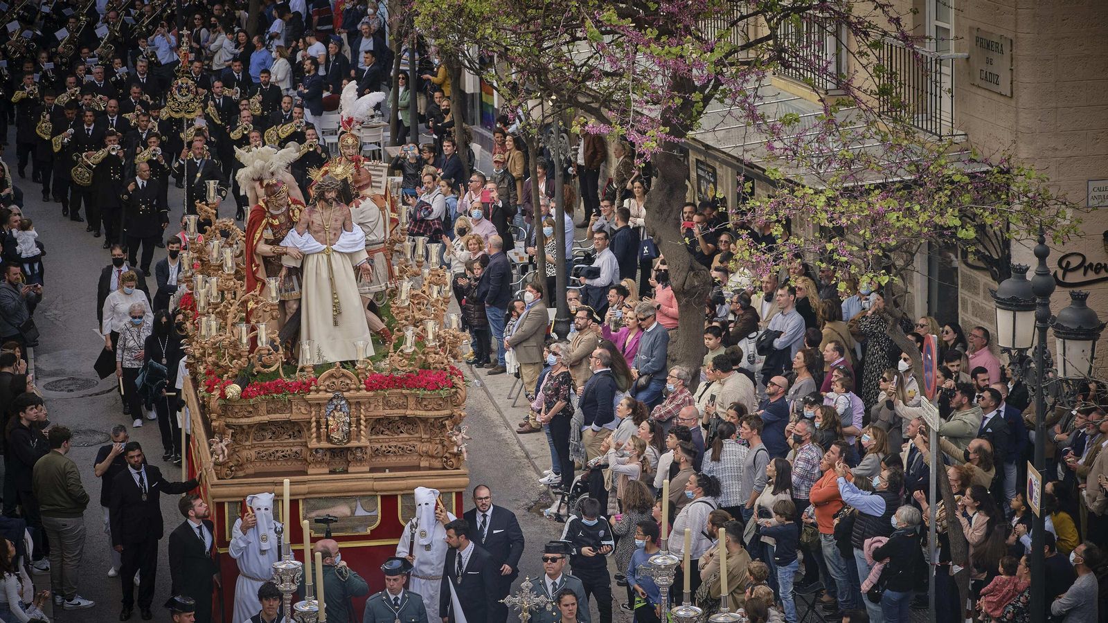 El paso de misterio del Despojado, por la calle Lázaro Dou. El paso de misterio del Despojado, por la calle Lázaro Dou.