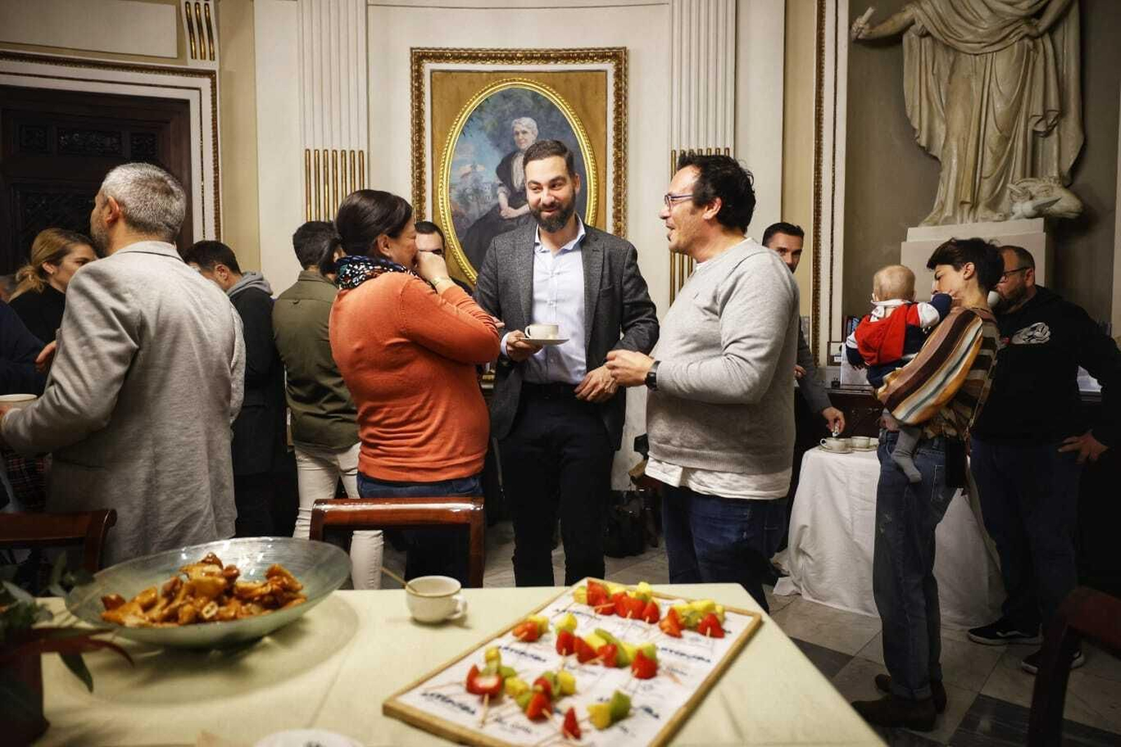 Periodistas y miembros de la Corporación municipal charlan durante el desayuno navideño en Alcaldía.