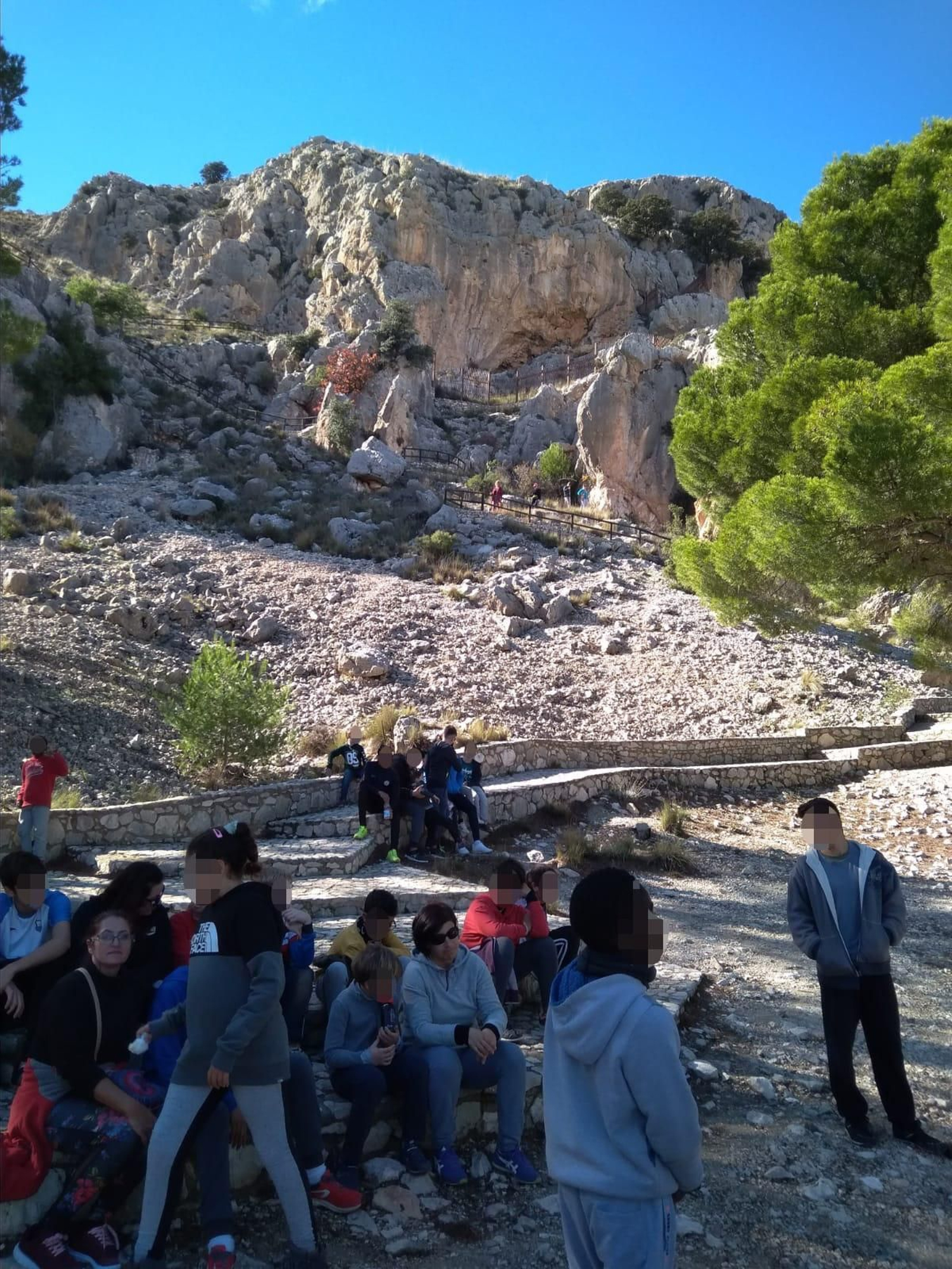 Camino de subida a la cueva