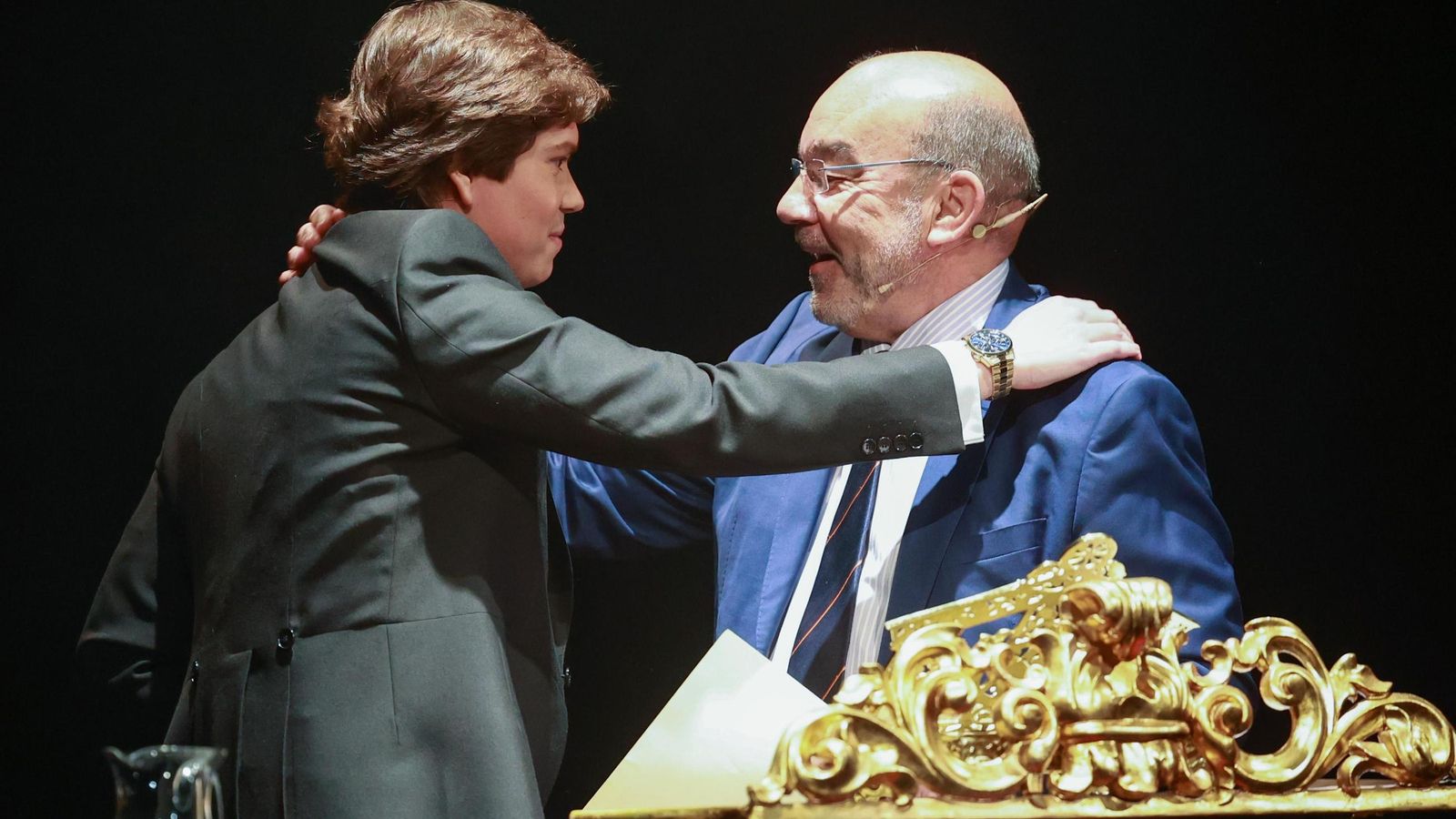 El pregonero abraza a su presentador, el periodista de COPE Ángel Expósito