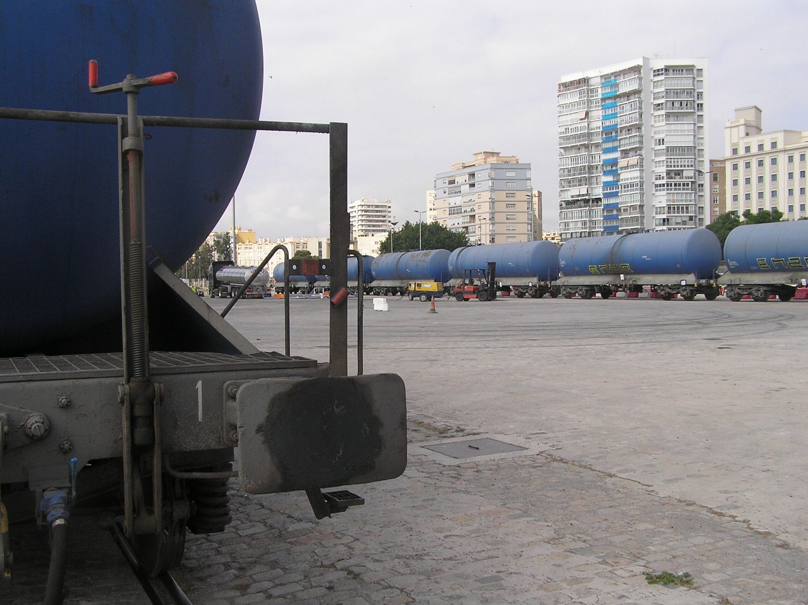 Vagones de tren en la explanada del muelle cuatro del puerto de Málaga.