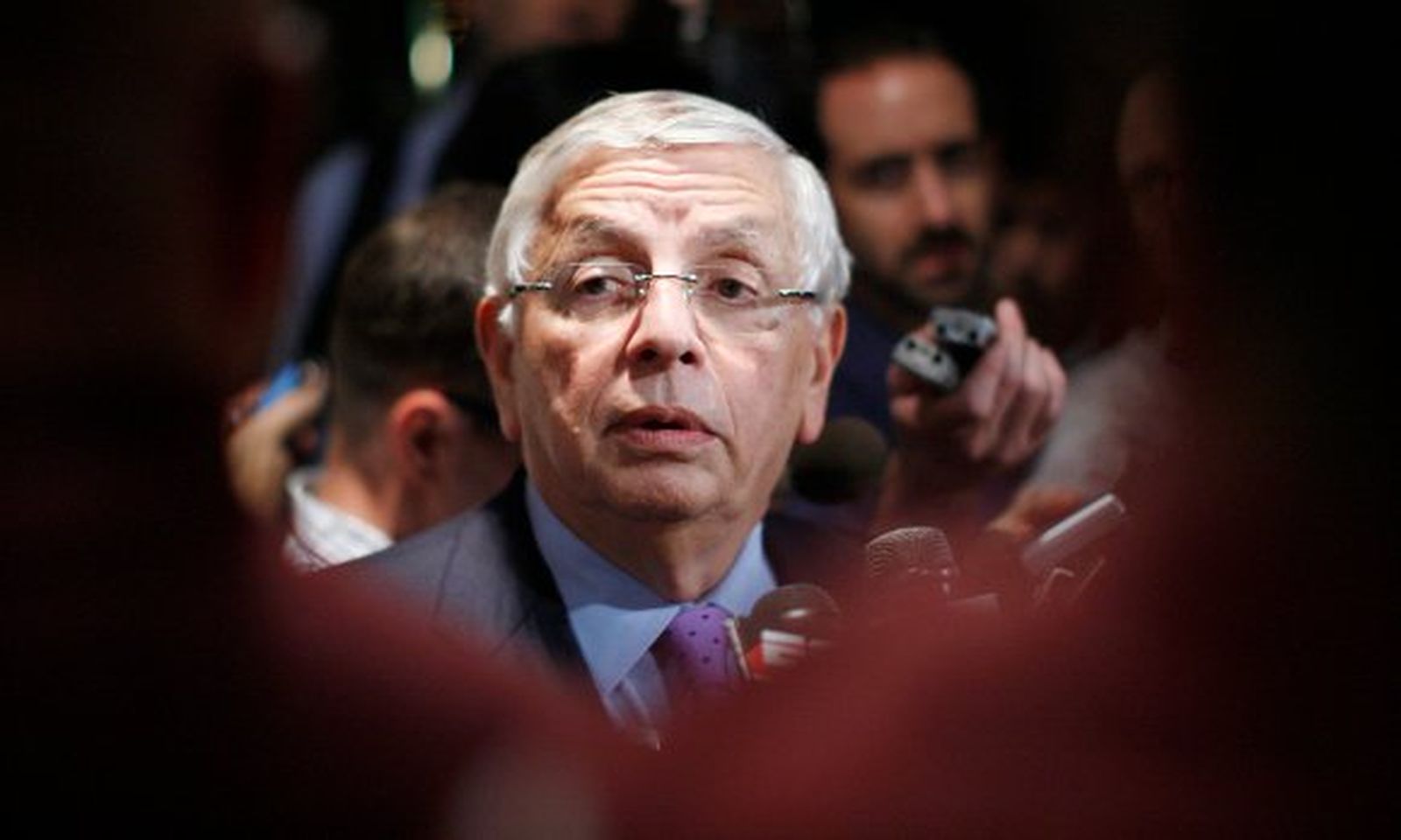 Stern pasa del optimismo a atacar a los jugadores