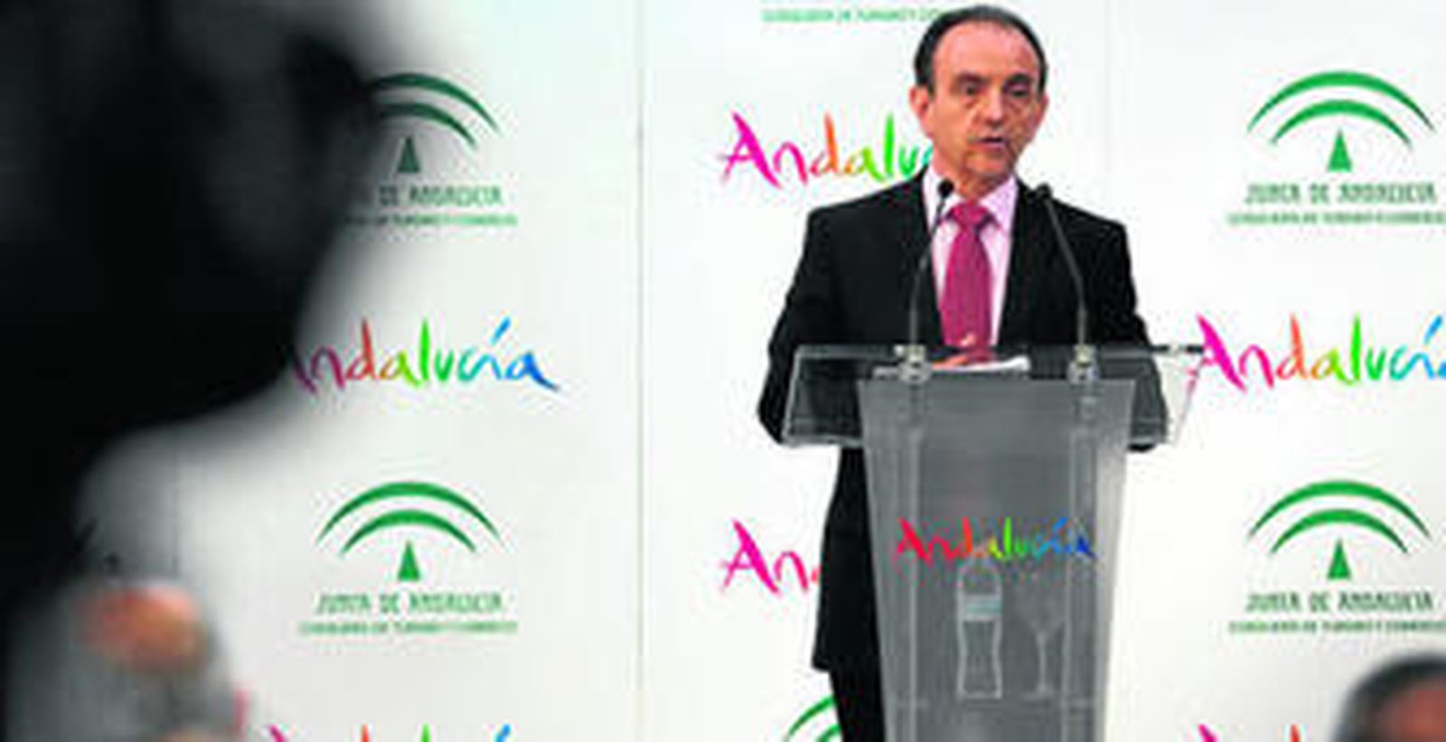 El consejero Rafael Rodríguez, ayer, en Turismo Andaluz.