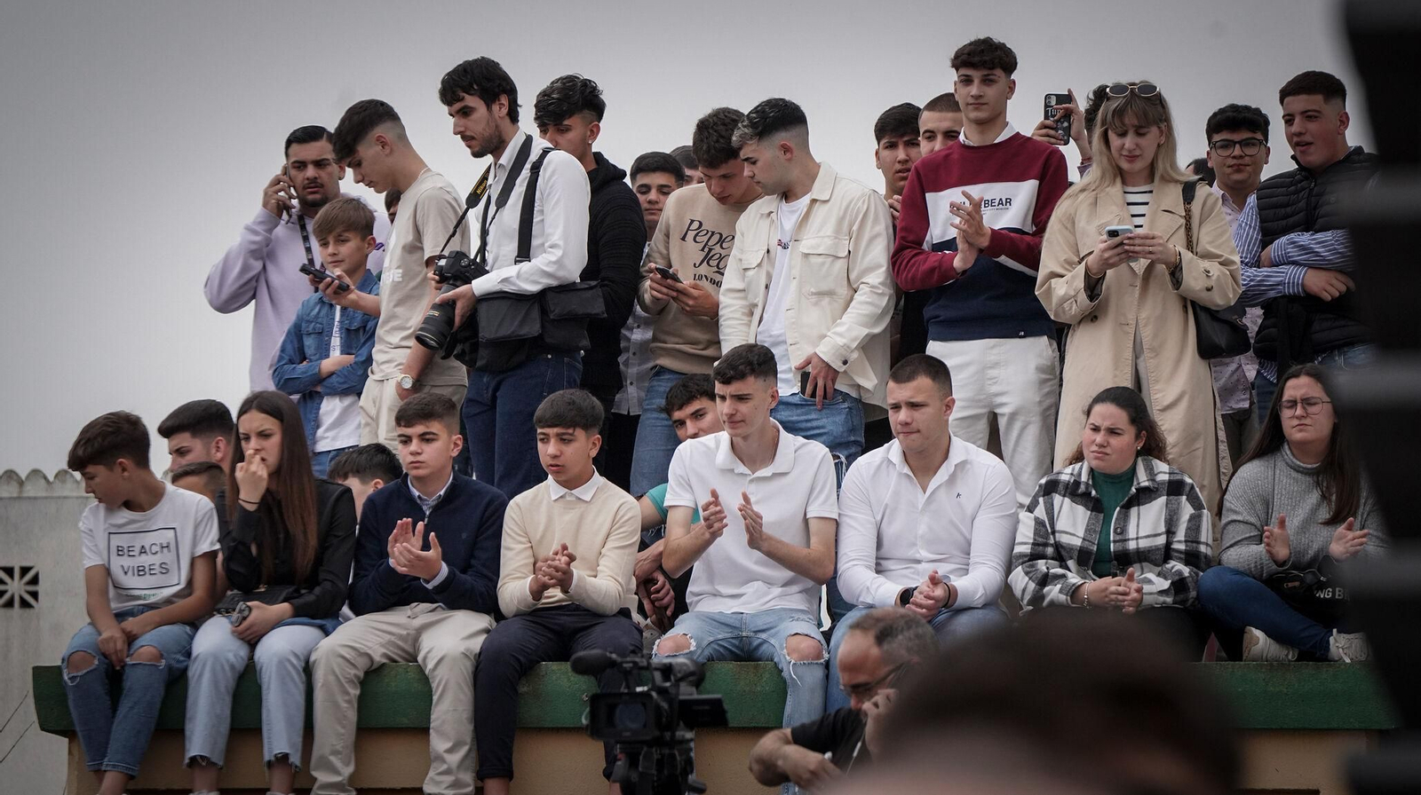 Jóvenes esperando el paso de La Entrega este Sábado de Pasión. Jóvenes esperando el paso de La Entrega este Sábado de Pasión.