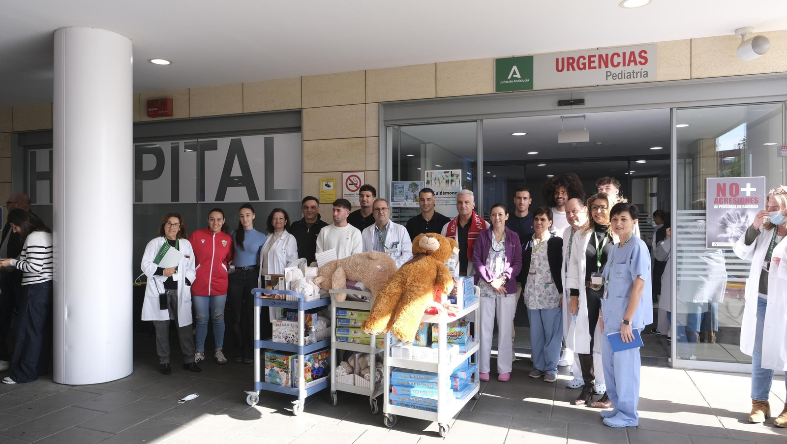 Las imágenes de la visita de los jugadores del Almería a los niños de Torrecárdenas