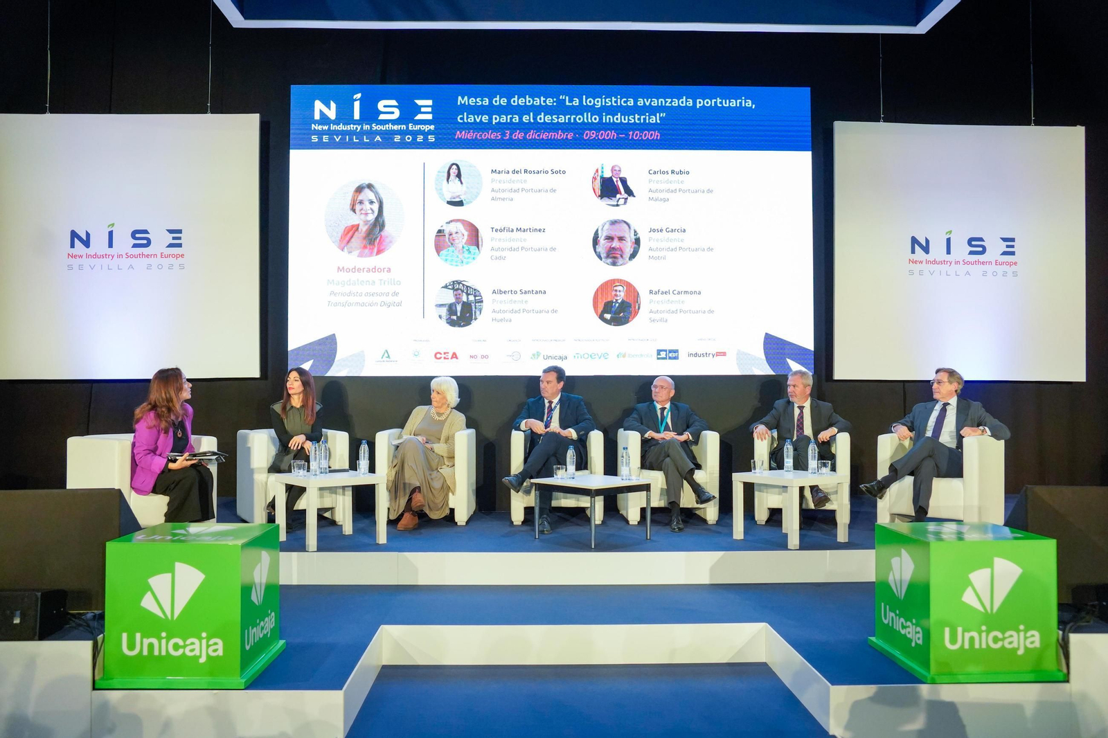 De izquierda a derecha: Magdalena Trillo, periodista y asesora de transformación digital en Grupo Joly; Rosario Soto, presidenta de la Autoridad Portuaria de Almería; Teófila Martínez, presidenta de la Autoridad Portuaria de Cádiz; Alberto Santana, presidente de la Autoridad Portuaria de Huelva; Carlos Rubio, presidente de la Autoridad Portuaria de Málaga; José García, presidente de la Autoridad Portuaria de Motril (Granada); y Rafael Carmona, presidente de la Autoridad Portuaria de Sevilla.