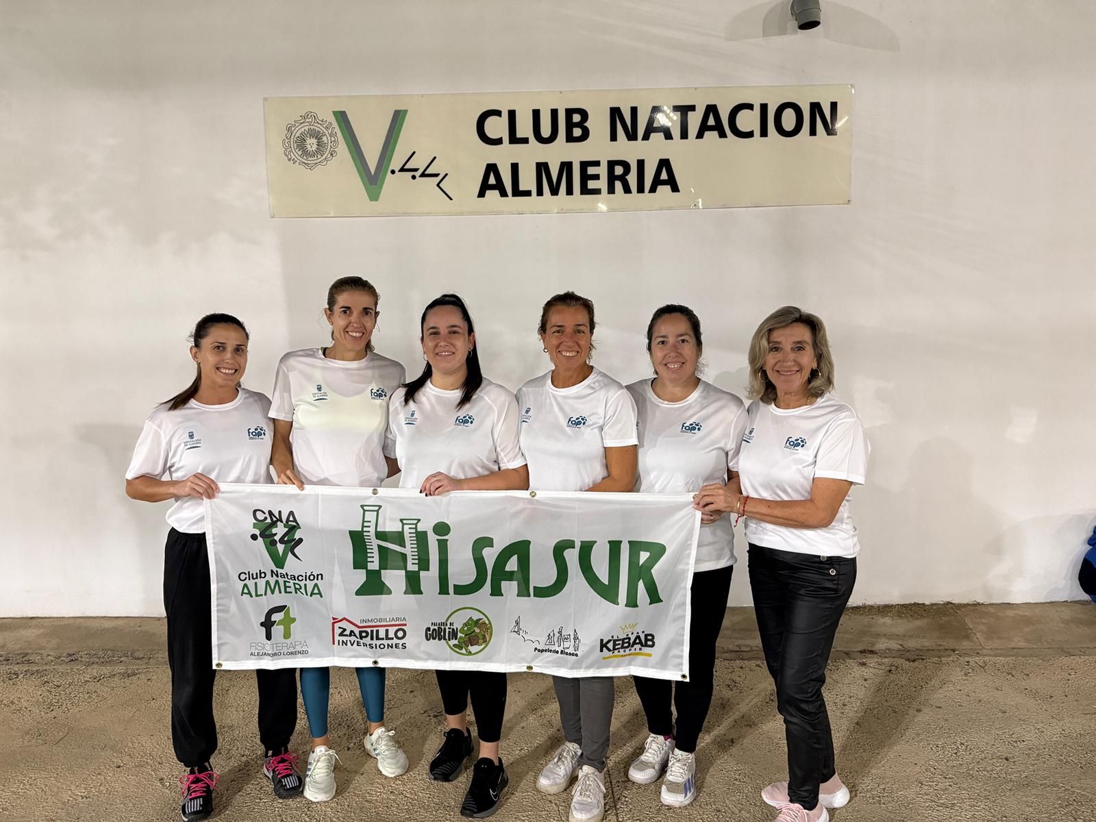Las jugadoras del conjunto almeriense posan en las instalaciones del Club Natación Almería.