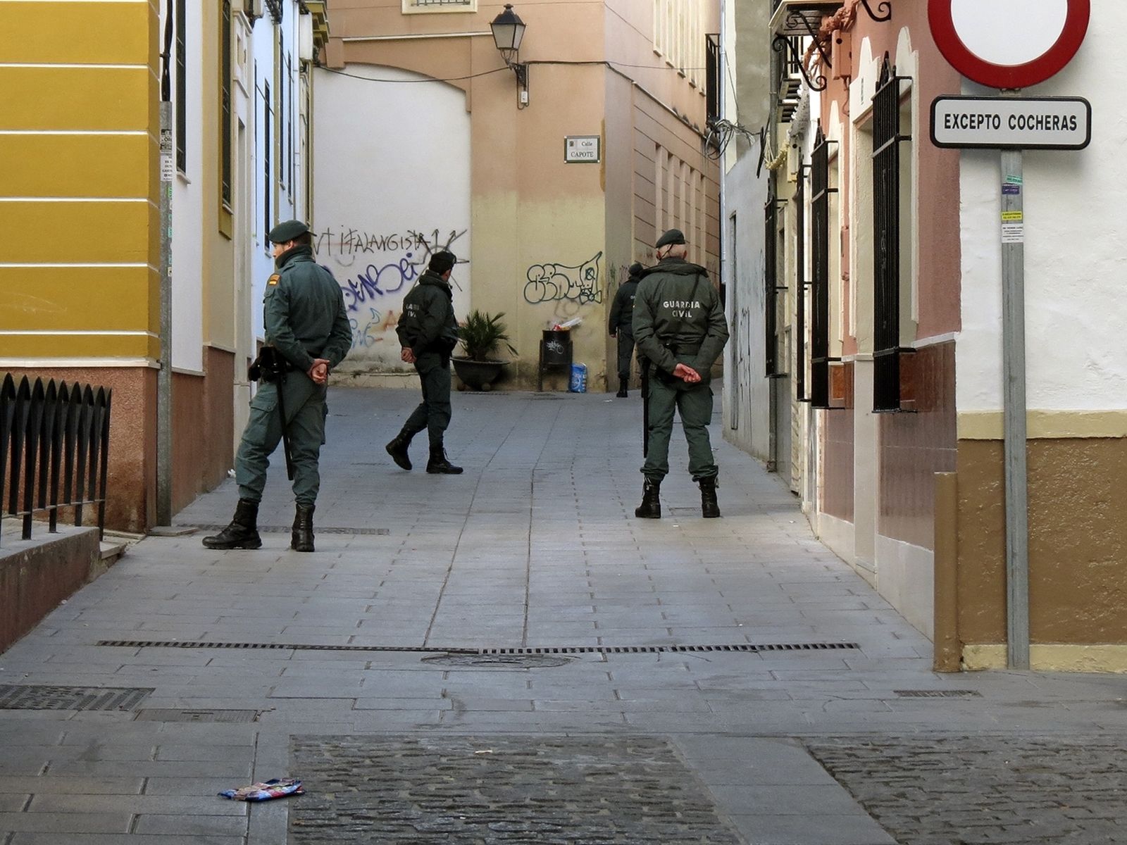 Agentes de la Guardia Civil custodian una calle del centro de Lucena