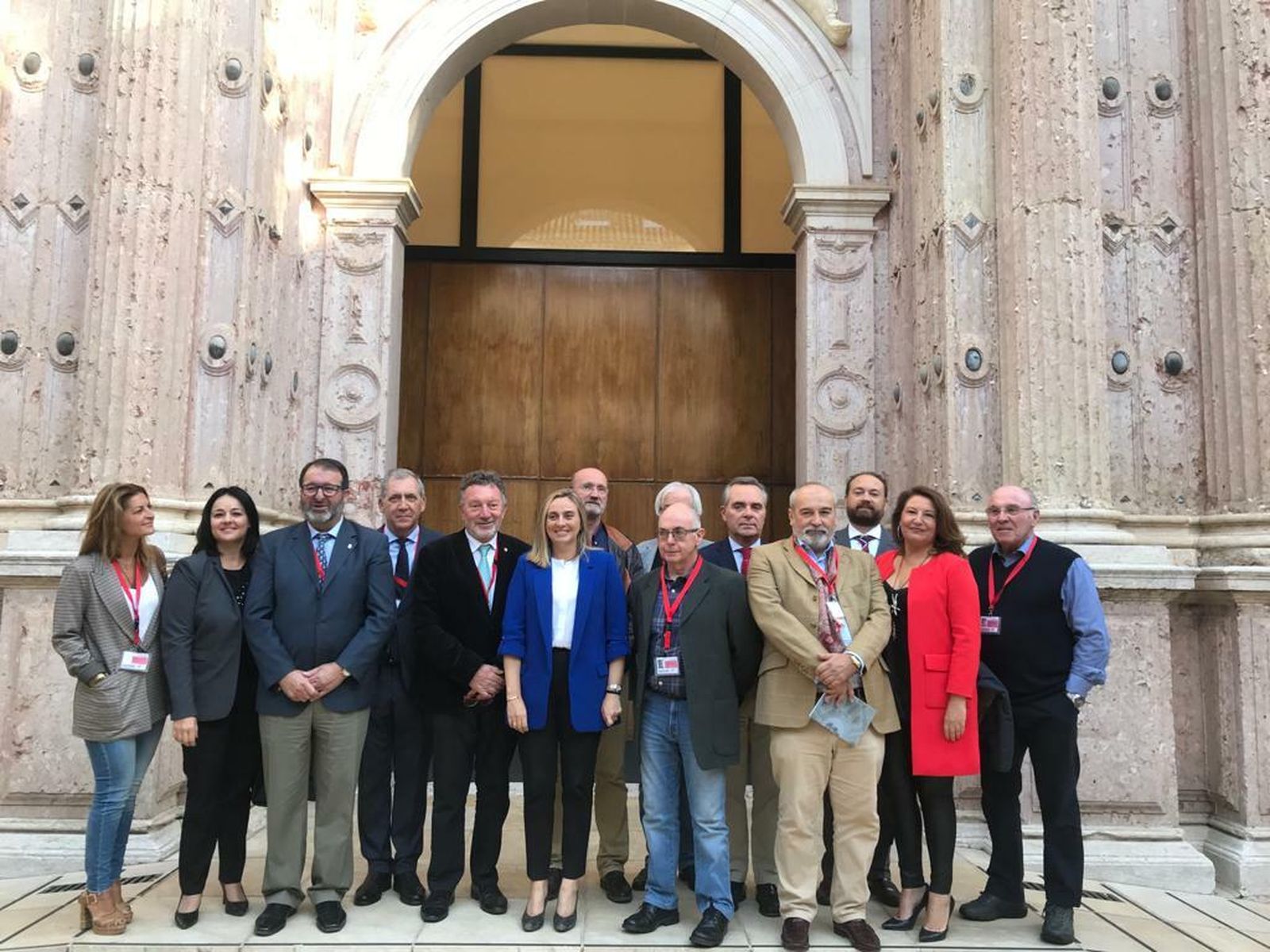 La consejera Marifrán Carazo junto a representantes de asociaciones de afectados.