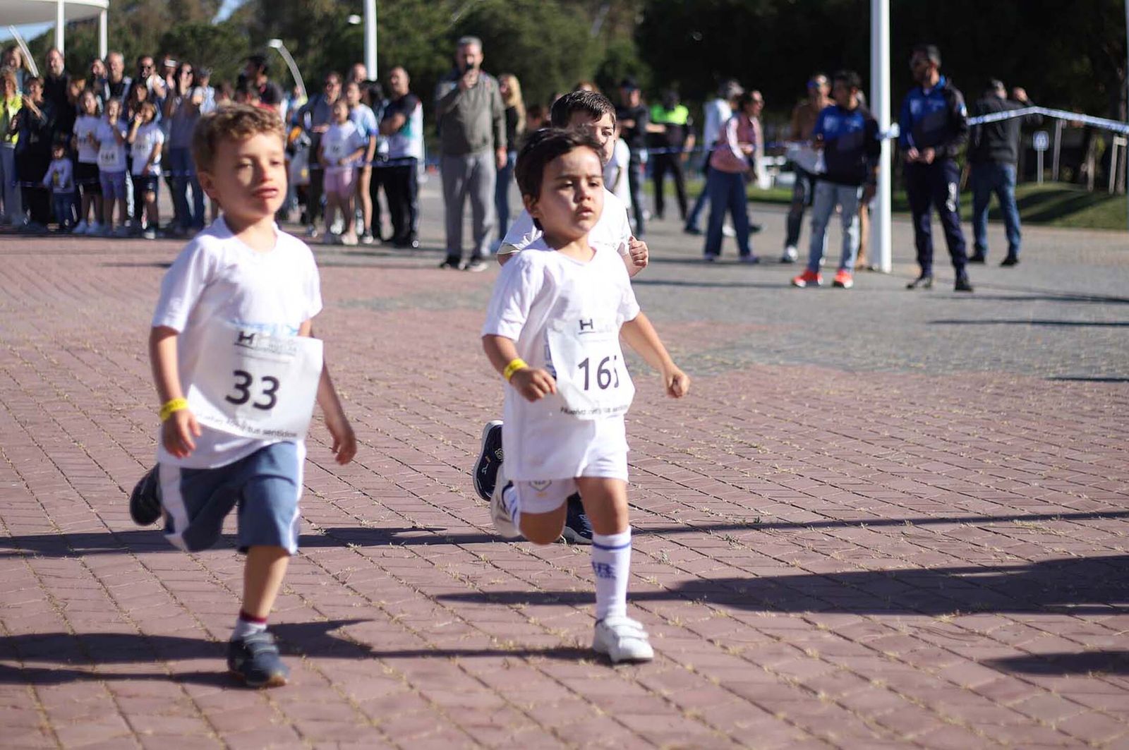 Imágenes de la carrera infantil previa a la "10K Puerta del Descubrimiento"
