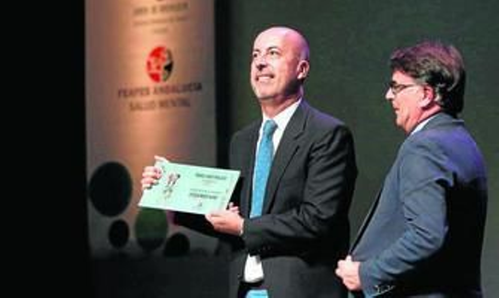 El periodista Enrique Morán, en el momento de recoger ayer el premio Feafes Andalucía 2015 en Sevilla.