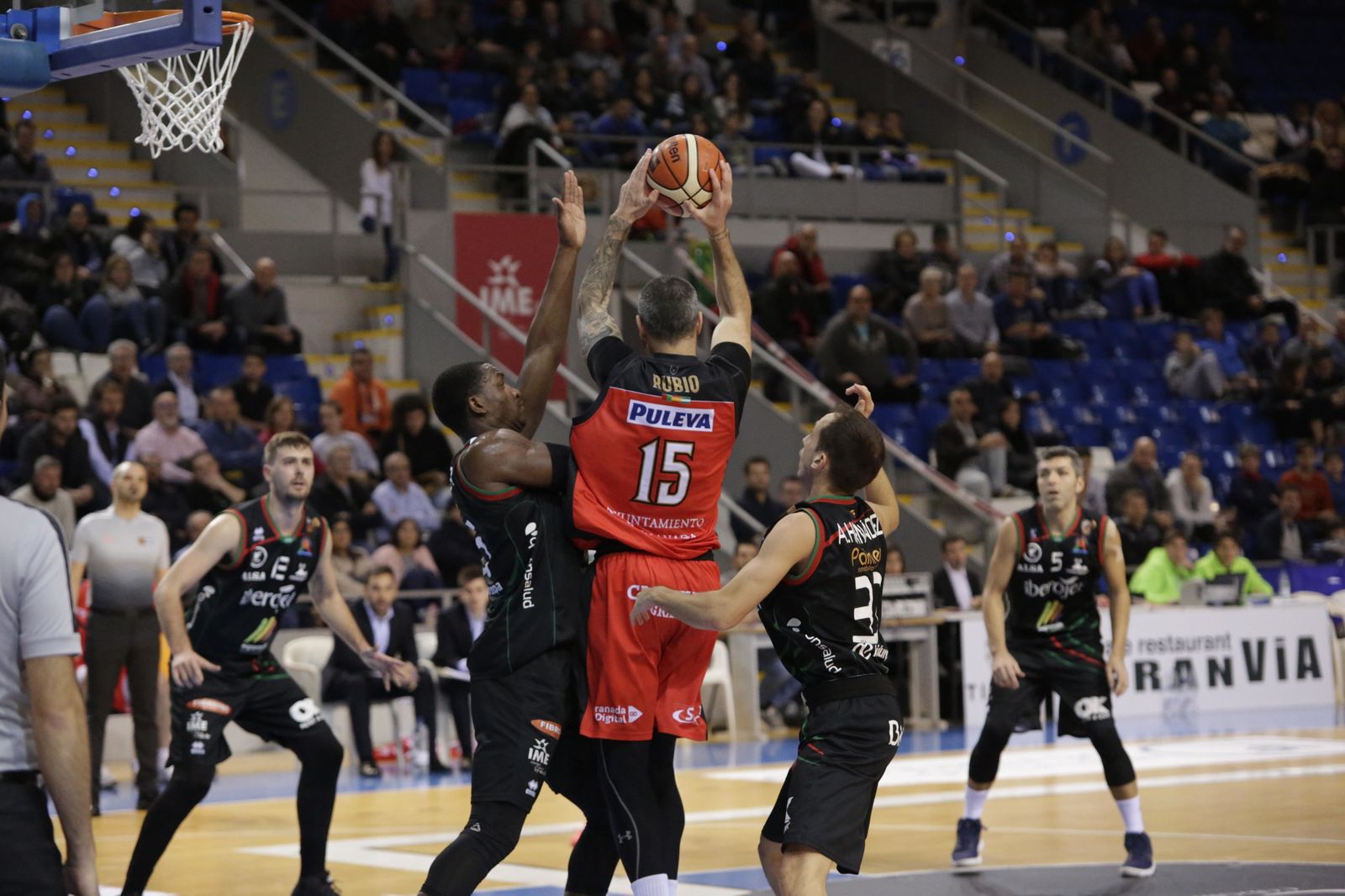 Guille Rubio rodeado de jugadores del Palma
