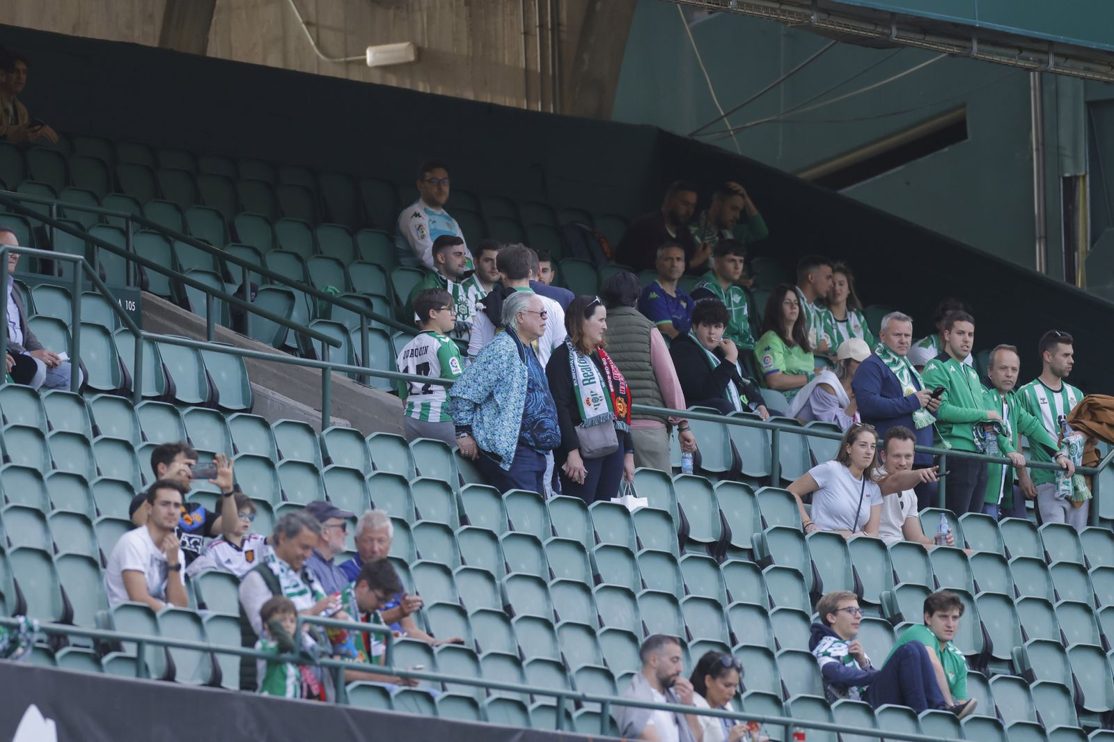 Búscate en las fotos del Betis-Manchester
