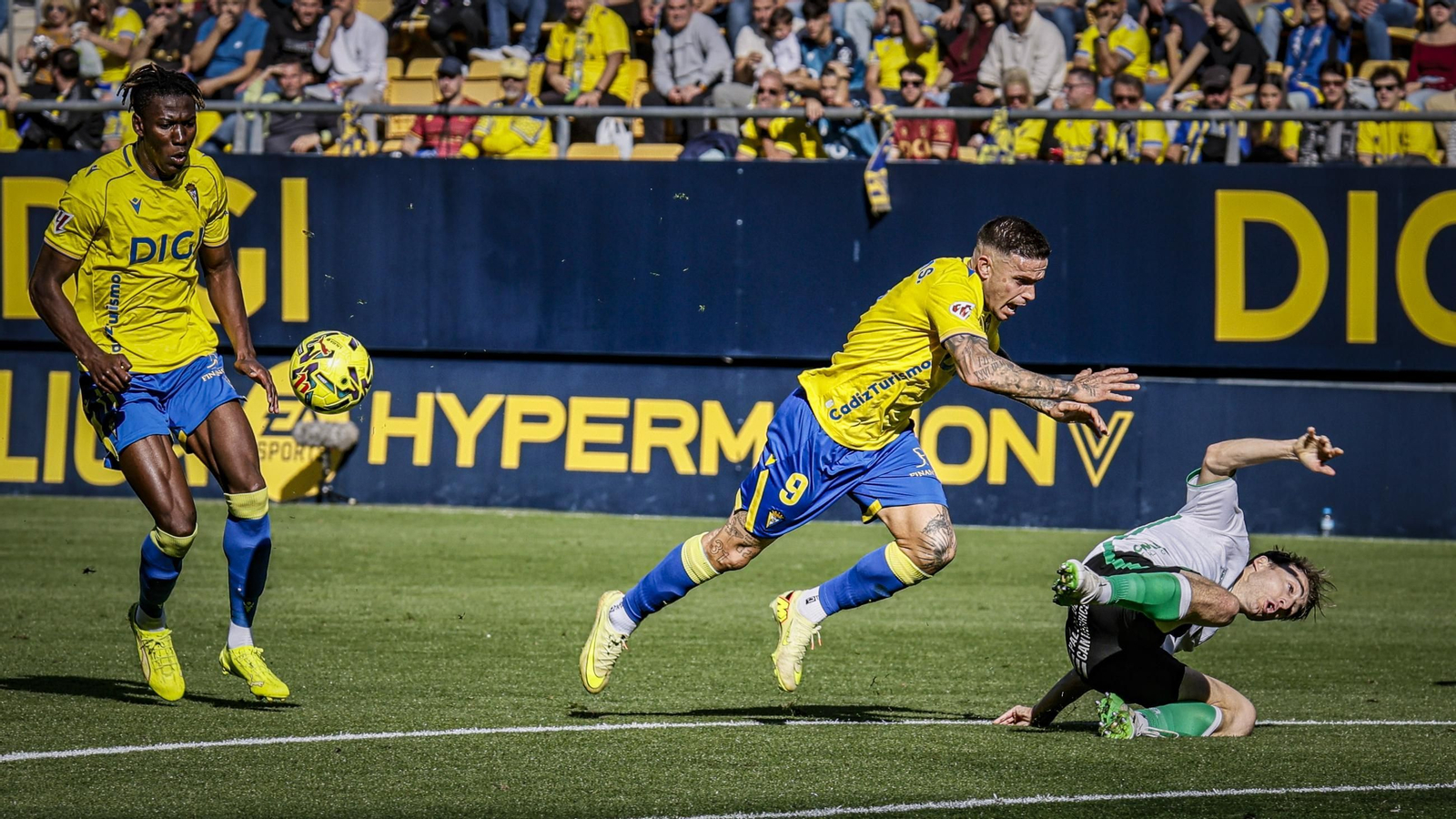 Búscate entre las imágenes del partido de fútbol Cádiz CF - Racing de Santander