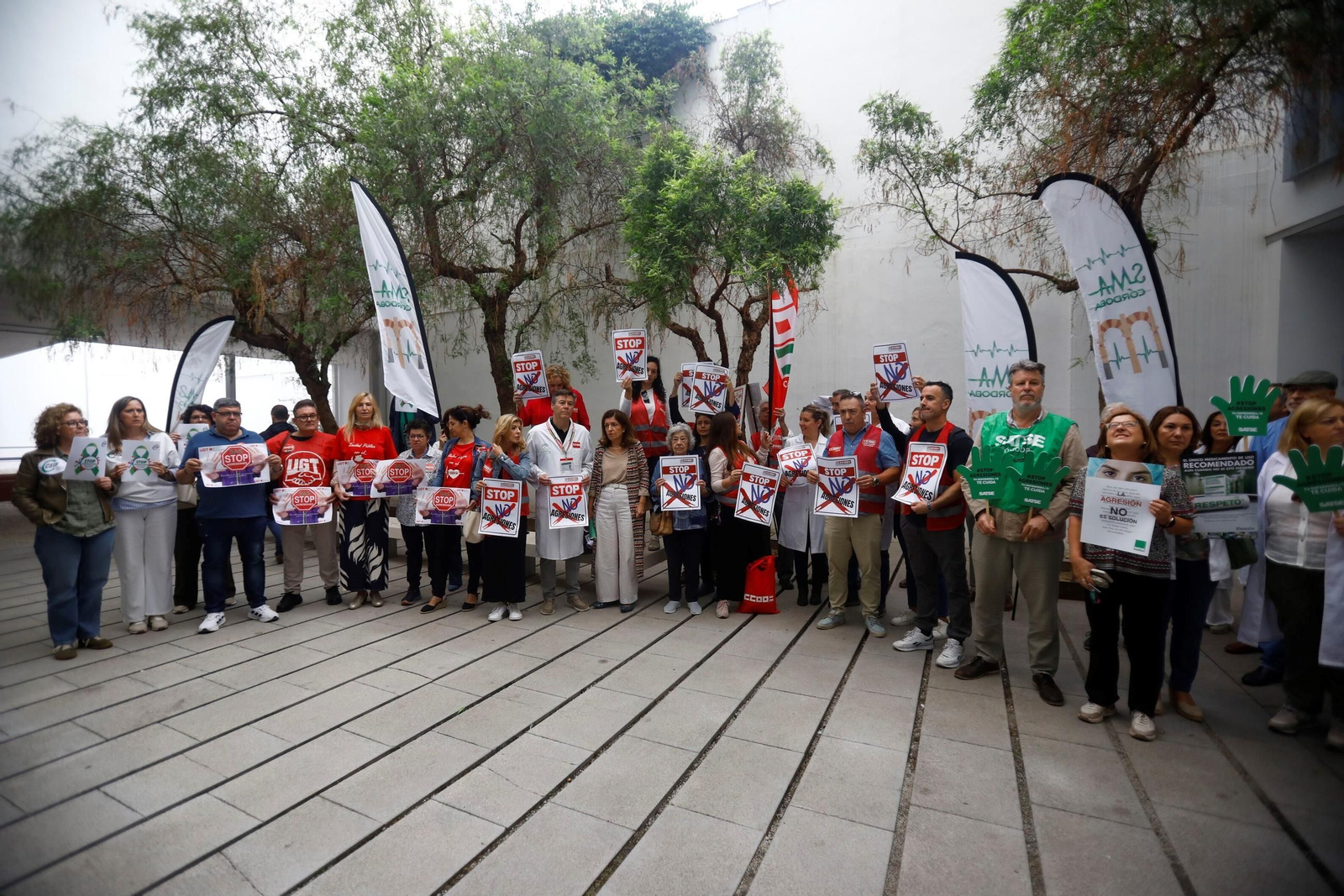 La concentración contra las agresiones al personal sanitario en el centro de salud Lucano