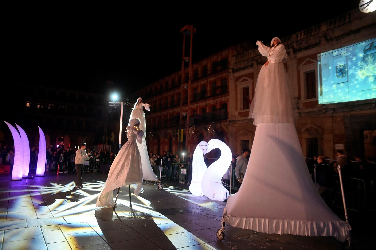 El espectáculo navideño de acrobacias en La Corredera de Córdoba, en imágenes