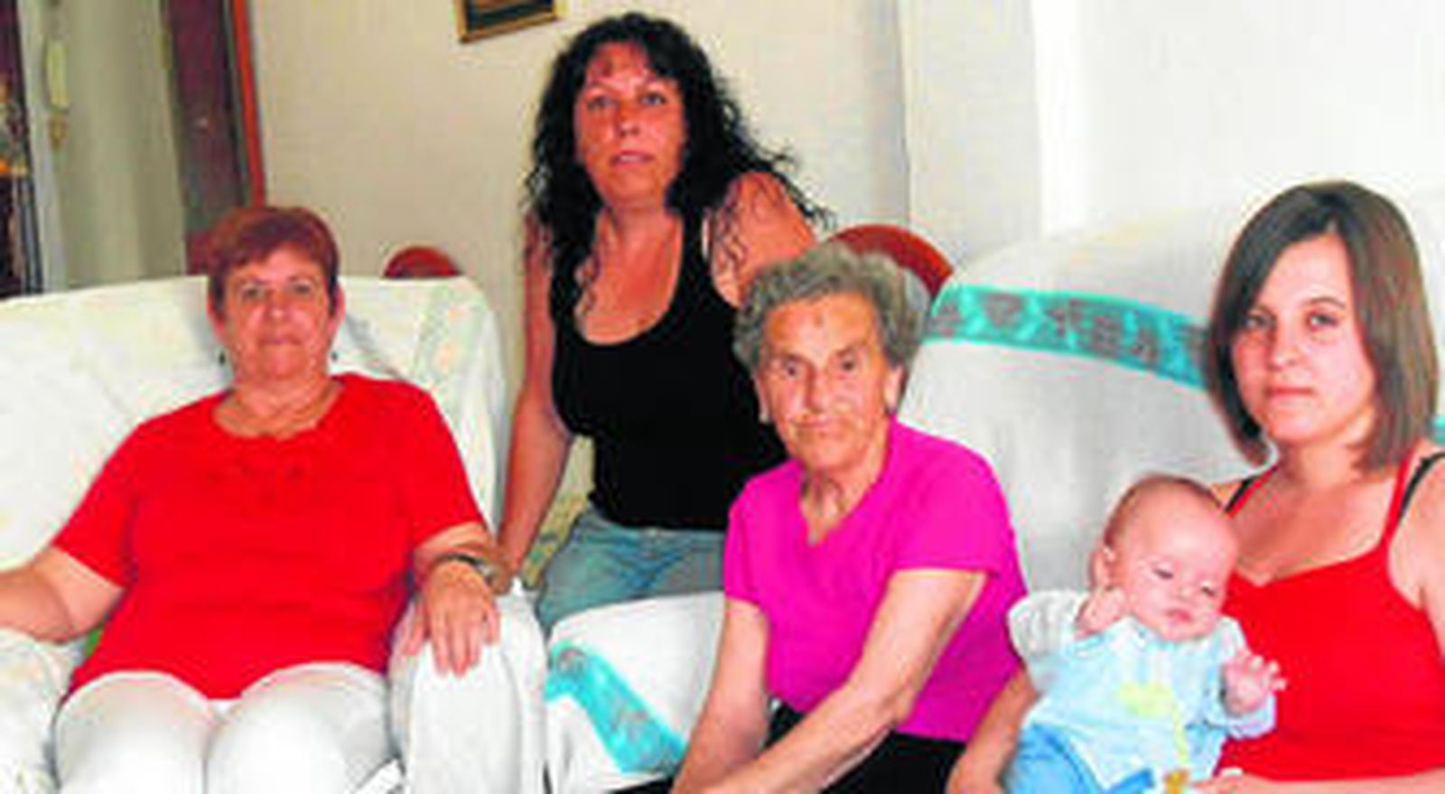 De derecha a izquierda, Carmen (59), Mercedes (42), Asunción (84) y Jesús (3 meses) en los brazos de Esther (21).