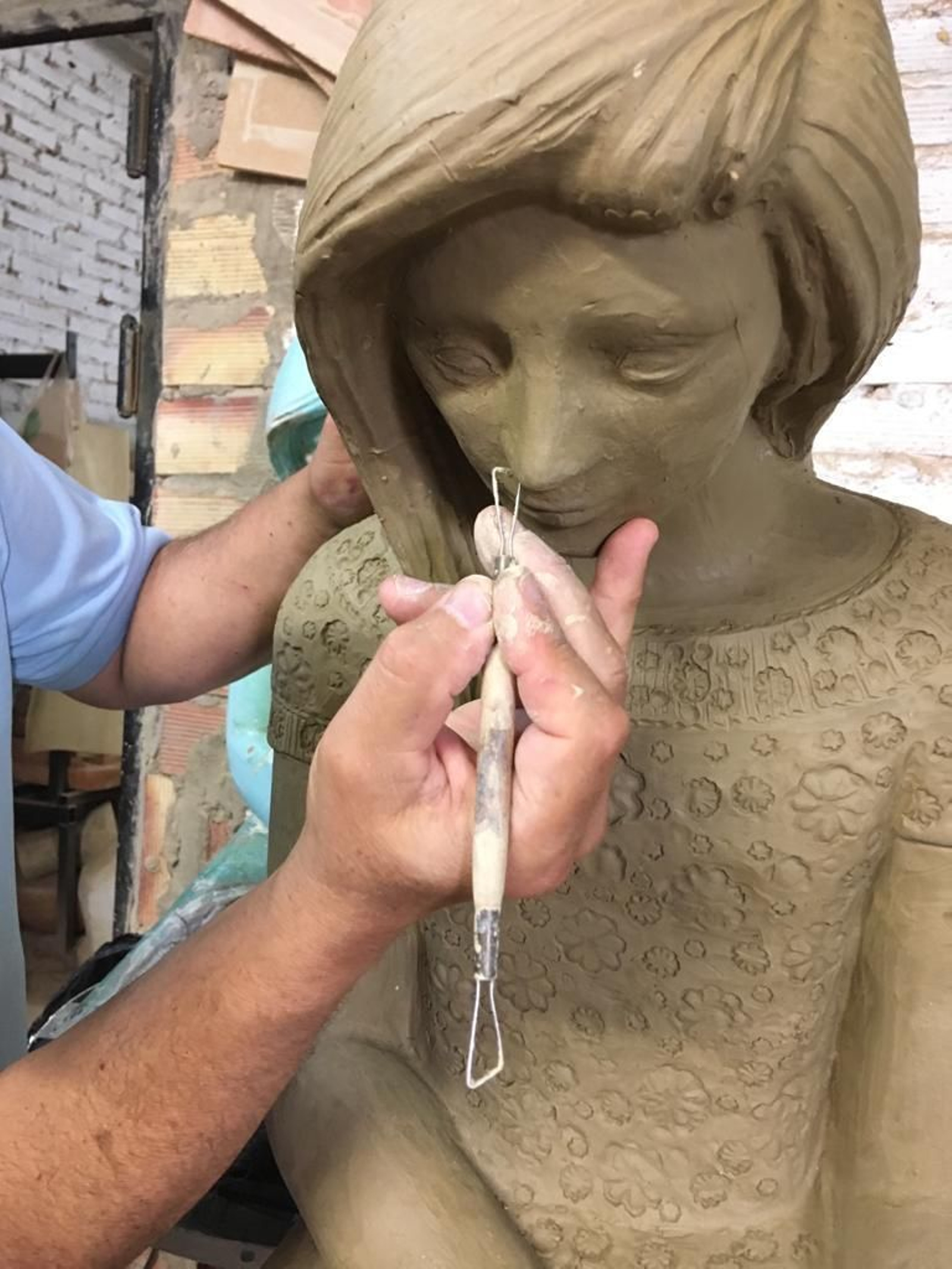 Modelado del rostro de la reproducción de la escultura de Lafita.